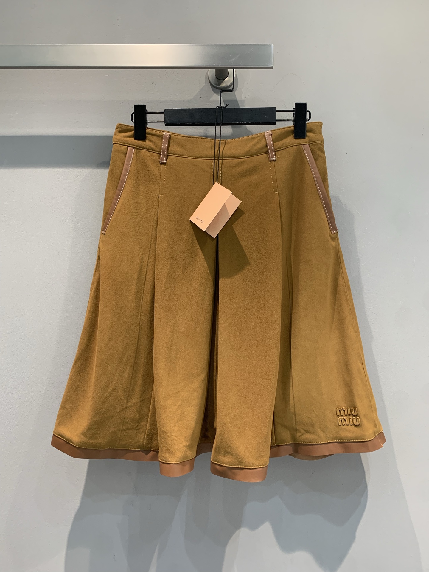 NO:484713,New model shipped, Y version developed Miumi* early autumn new fashionable retro leather edge letter logo sheepskin velvet skirt. It uses imported sheepskin velvet fabric, which is breathable and soft and comfortable. Low waist design + symmetrical pocket tailoring, retro and fashionable style. Whether it is paired with a simple top to create a daily commuter style or a combination of personalized items, it can be easily outstanding, injecting a different charm into the outfit~ SML, miumiu, skirts, sheepskin, alexander wang19860909新款出货啦 Y版开发 Miumi*早秋新款时髦复古皮革边字母logo羊皮绒半裙.采用进口羊皮绒面料,绒皮透气性佳,柔软舒适.低腰设计+对称口袋剪裁,版型复古又时尚.无论是搭配简约上衣打造日常通勤风,还是与个性单品组合出街,都能轻松出彩,为穿搭注入别样魅力～码数SML,,miumiu,skirts,sheepskin,alexander wang,Women's clothing