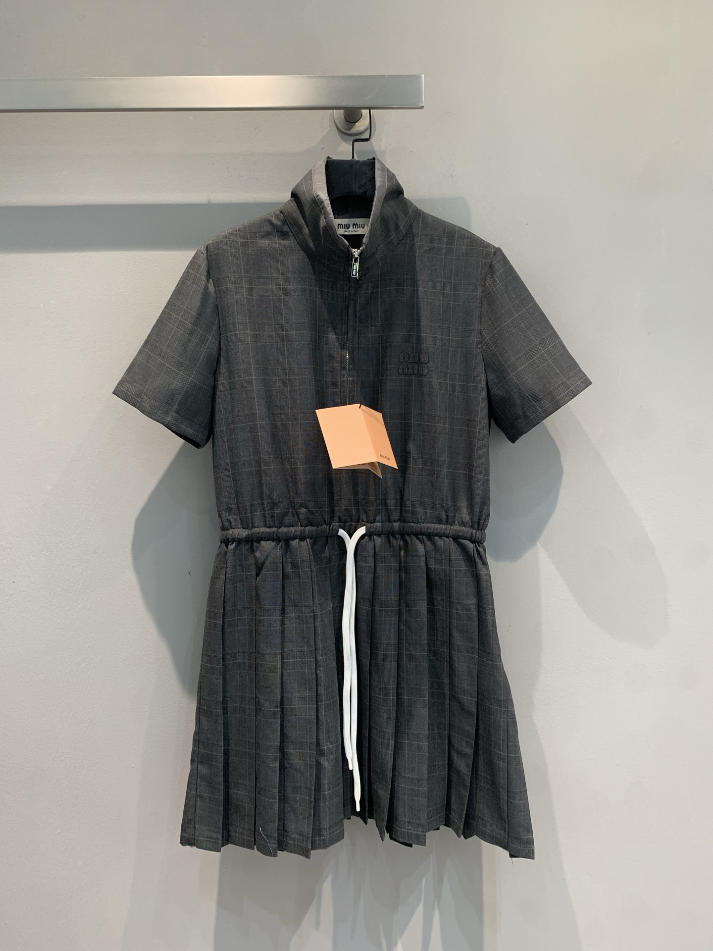 NO:484699,New model shipped M Y version developed Miumi* early autumn new half-high neck plaid wool pleated dress. It uses imported wool fabric, with delicate texture and crisp style. The neat half-high neck and zipper design exudes a capable and neat sense. The drawstring at the waist easily outlines the waistline, and the pleated skirt hem adds agility and playfulness. Classic plaid elements are never out of date. Whether it is campus style or light style, you can easily control it. Wear it and instantly become a fashion focus~ SML, miumiu, skirts, alexander wang19860909新款出货啦M Y版开发 Miumi*早秋新款半高领格纹羊毛百褶连衣裙.采用进口绵羊毛面料,质感细腻,版型挺括.利落的半高领与拉链设计,透着干练利落感,腰间抽绳轻松勾勒腰线,百褶裙摆又添灵动俏皮.经典格纹元素永不过时,不管是校园风还是轻熟风,都能轻松驾驭,穿上它,瞬间化身时尚焦点～码数SML,,miumiu,skirts,alexander wang,Women's clothing