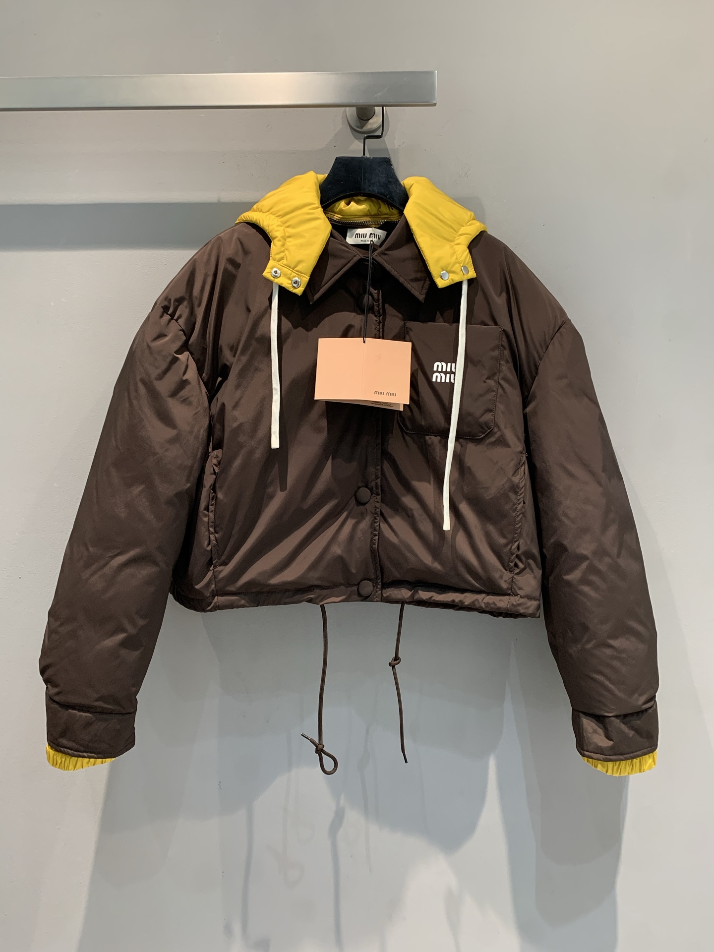 NO:483920,The new model with dust bag is shipped Y version development Miumi*2025 autumn and winter new fake two-piece hooded down jacket, using national standard 90 down filling, removable hat design, dark brown main color high-end and versatile, yellow hood and cuff contrast color are super eye-catching, instantly illuminating the shape. The brand logo on the chest shows the style, and the drawstring design can be adjusted as you like, both warm and fashionable. Wear it on the street in autumn and winter, and easily becomes the focus number SML, miumiu, down jacket, hats, alexander wang19860909配防尘袋新款出货啦Y版开发 Miumi*2025秋冬新款假两件短款连帽羽绒服,采用国标90羽绒填充,可拆卸帽设计,深棕主色调高级又百搭,黄色连帽和袖口撞色超吸睛,瞬间点亮造型.胸前品牌标识彰显格调,抽绳设计还能随心调节,既保暖又时尚,秋冬出街穿它,轻松成为焦点码数SML,,miumiu,down jacket,hats,alexander wang,Women's clothing