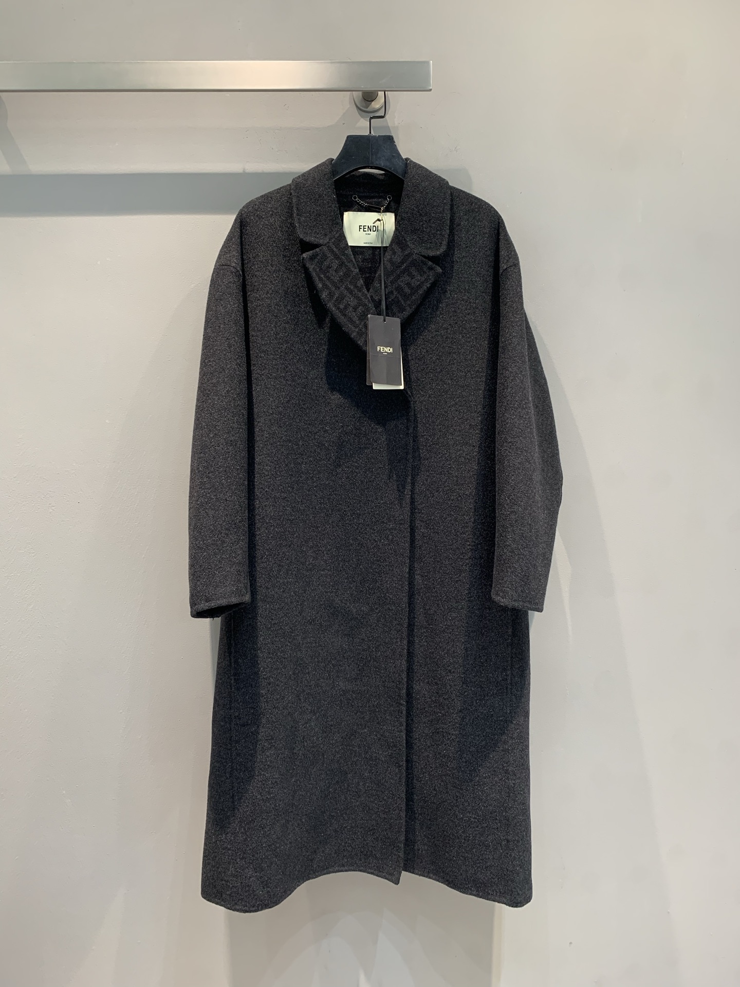 NO:493409,New models with dust bags are shipped. FD2025 autumn and winter new FF presbyopia chain suit collar mid-length coat, original custom-made Australian ultra-fine wool three-dimensional double F presbyopia double-sided tweed fabric, soft and stylish upper body feel!  Loose style shoulder-falling design reveals intellectual beauty in laziness!  36 38 40, business suit,alexander wang19860909配防尘袋新款出货啦 FD2025秋冬新款FF老花链条西装领中长款大衣,原版定织澳洲超细羊毛立体双F老花双面呢面料,上身手感软糯有型！宽松版型落肩设计,慵懒中透露知性美！码数36 38 40,,business suit,alexander wang,Women's clothing