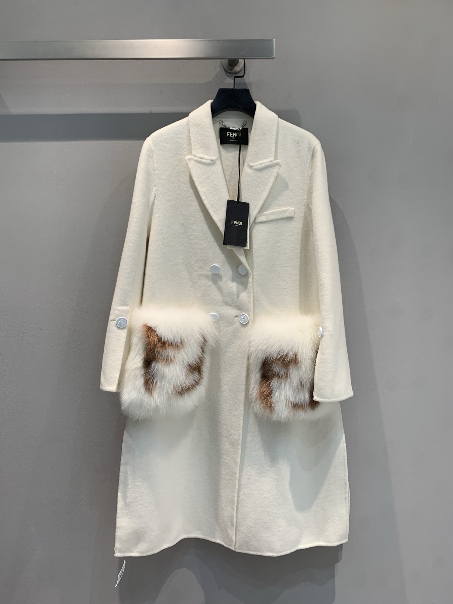 NO:487057,The new model with dust bags is shipped. M FD2025 autumn and winter new double F plush pocket cashmere coat. The iconic double F plush pocket. Luxury and cool feeling coexist. The neat coat style has a full aura. It can be easily controlled whether it is commuting or going out. It creates a high-end style for you and becomes the focus of street attention~code number 36 38 40,,alexander wang19860909配防尘袋新款出货啦M FD2025秋冬新款双F毛绒口袋羊绒大衣.标志性双F毛绒口袋.奢华与酷感并存.利落的大衣版型,气场全开,无论是通勤还是出街,都能轻松驾驭,为你打造高级感满满的造型,成为街头瞩目的焦点～码数36 38 40,,alexander wang,Women's clothing