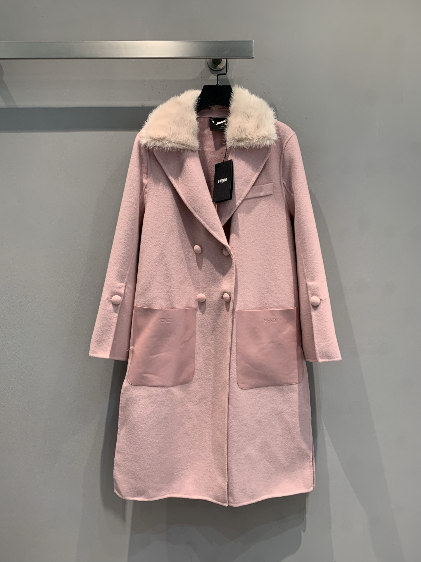 NO:493461,New model with dust bags shipped MFend*2025 autumn and winter new mink collar leather pocket mid-length coat. The fur collar is removable!  Imported custom fabrics are quite wide and stylish, and the 3D three-dimensional tailoring style makes the upper body look slim, adding a sense of luxury to the overall shape. Classic double-breasted paired with leather pockets, showing the brand texture and ingenuity in the details. The long style is elegant and atmospheric. Number of 36 38 40,,fendi,alexander wang19860909配防尘袋新款出货啦MFend*2025秋冬新款水貂领皮口袋中长款大衣.毛领可拆卸！进口定制面料挺阔有型,3D立体剪裁版型上身显瘦,为整体造型增添奢华感.经典双排扣搭配皮质口袋,细节处尽显品牌质感与巧思.长款版型优雅大气.码数36 38 40,,fendi,alexander wang,Women's clothing