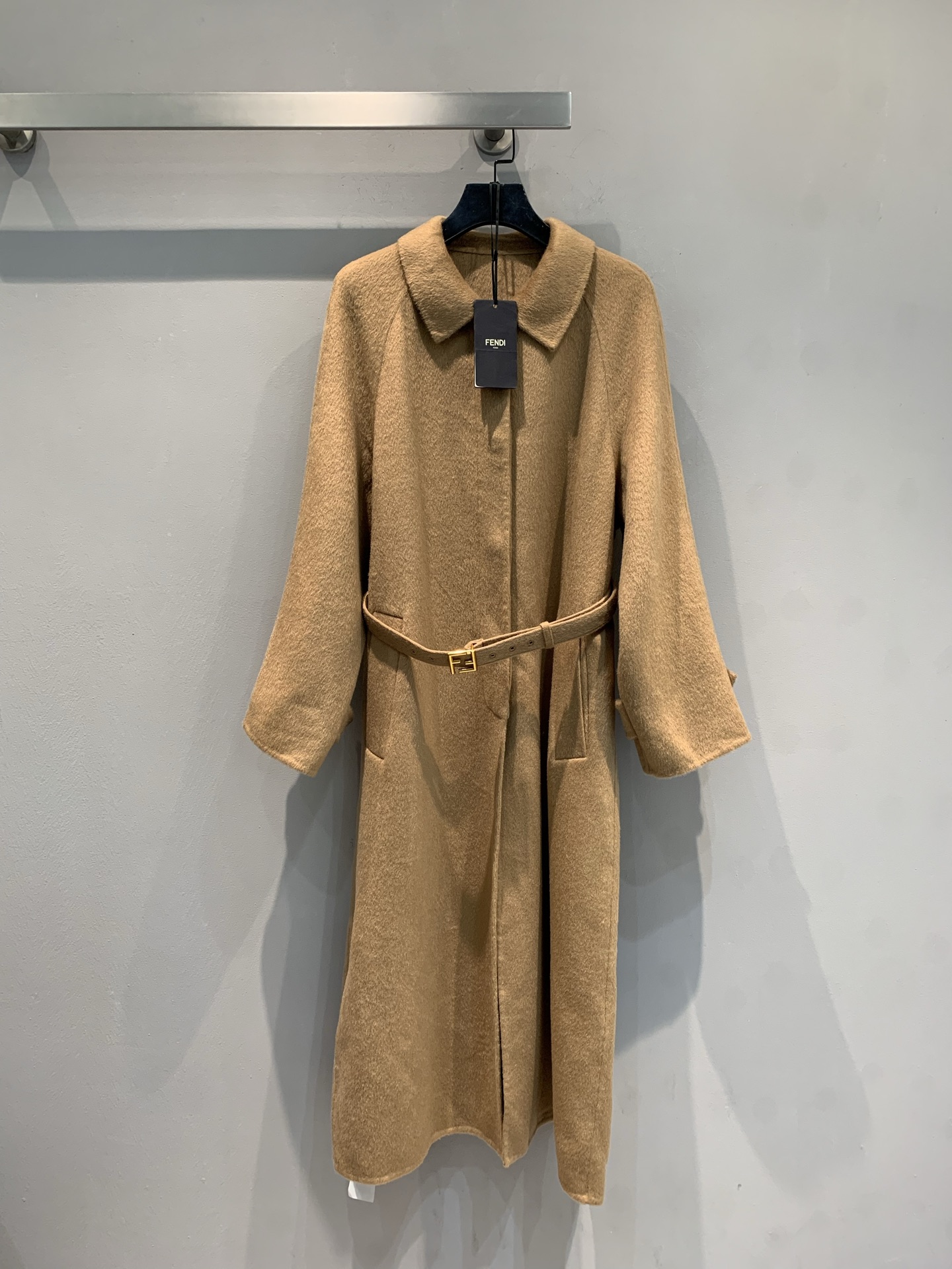 NO:493417,New models with dust bags are shipped. FD2025 autumn and winter new FF presbyop chain metal belt mid-length coat, original custom-made Australian ultra-fine wool three-dimensional double F presbyop double-sided tweed fabric, soft and stylish upper body feel!  Paired with the same color F metal belt, loose style and shoulder-falling design, revealing intellectual beauty in laziness!  Number of codes 36 38 40, alexander wang19860909配防尘袋新款出货啦 FD2025秋冬新款FF老花链条金属腰带中长款大衣,原版定织澳洲超细羊毛立体双F老花双面呢面料,上身手感软糯有型！搭配同色系F金属腰带,宽松版型落肩设计,慵懒中透露知性美！码数36 38 40,,alexander wang,Women's clothing