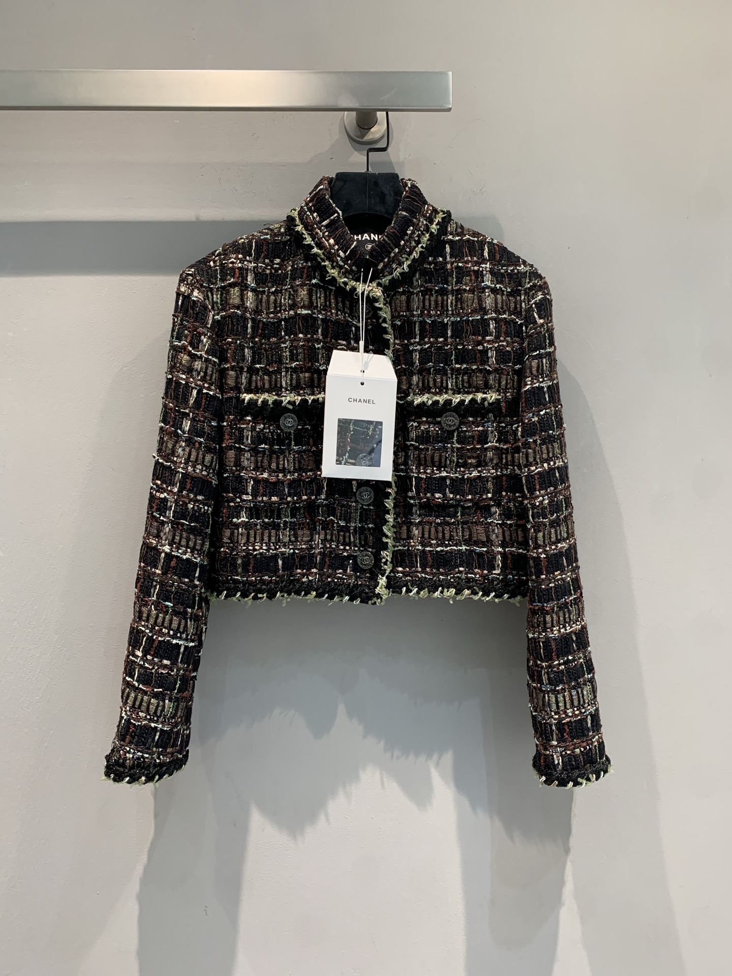 NO:484722,New model is shipped. Y version is developed. C home early autumn new handmade workshop retro plaid stand collar thick tweed short jacket. Retro plaids interwoven to create exquisite texture, and the burr details add a casual and elegant style. The classic style is easy to adapt to various figures. Whether it is matched with skirts to show softness or combination with pants to create a capable style, it can perfectly interpret the high-end and romance of fragrance, allowing you to show your fashion taste in every move~ 36 38 40, chanel, skirts, jackets & coats, alexander wang19860909新款出货啦 Y版开发 C家早秋新款手工坊复古格纹立领粗花呢短外套.复古格纹交织出精致质感,毛边细节更添随性优雅.经典版型轻松适配各种身形,无论是搭配裙装展现柔美,还是与裤装组合打造干练,都能完美诠释香式的高级与浪漫,让你在举手投足间尽显时尚品味～码数36 38 40,,chanel,skirts,jackets & coats,alexander wang,Women's clothing