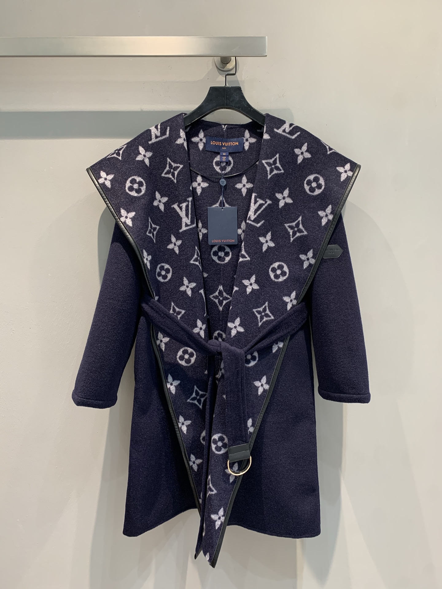 NO:684831,Equipped with a dust bag, the new model has been shipped. Equipped with a dust bag. L's new autumn and winter large floral wrap-style mid-length coat is made of woolen jacquard fabric imported from Australia. The fabric is soft and velvety!  Full body floral tailoring, imported goatskin binding!  The invincible large lapels are made for aura, and your upper body will become whiter and more beautiful in seconds!  Delivered with same color belt. Size 34 36 38 40,,louis vuitton,sheepskin,19860909配防尘袋新款出货啦 配防尘袋 L家秋冬新款大花围裹式中长款大衣,澳洲进口羊毛呢提花面料,面料柔软绒感十足！满身对花剪裁,进口山羊皮包边！无敌大翻领为气场而生,上身秒变白富美！配送同色腰带.码数34 36 38 40,,louis vuitton,sheepskin,,Women's clothing