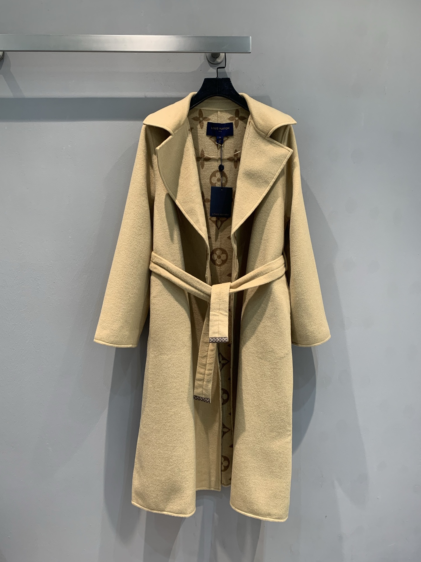 NO:684834,The new model is shipped with dust bag. L family's new autumn and winter suit collar long coat is made of woolen jacquard fabric imported from Australia. The fabric is soft and velvety!  Full body floral tailoring!  Paired with a belt of the same color around the waist, the upper body looks like a royal lady!  Code number 34 36 38 40,,louis vuitton,business suit,19860909配防尘袋新款出货啦 配防尘袋 L家秋冬新款西装领长款大衣,澳洲进口羊毛呢提花面料,面料柔软绒感十足！满身对花剪裁！腰间配以同色腰带,上身御姐范十足！ 码数34 36 38 40,,louis vuitton,business suit,,Women's clothing