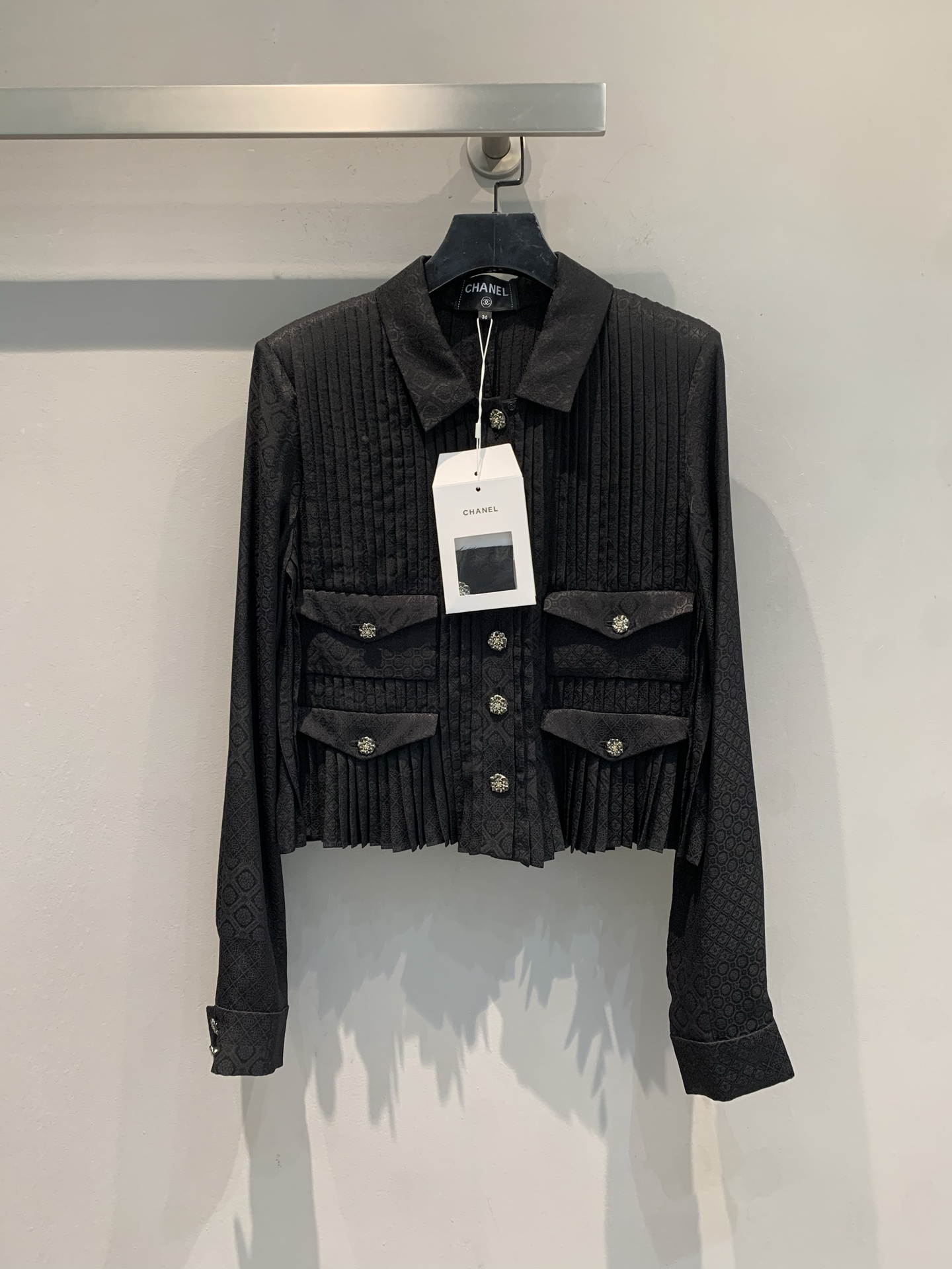 NO:484739,New model shipped M Y version development C home early autumn new Chinese silk jacquard pleated jacket. Dark flower full print double C double lace pattern, heavy mulberry silk pleated. The exquisite craftsmanship of the pleated workshop is amazing. The double lace craftsmanship of Chinese clothing is exquisite, and the glass flower buttons are inlaid with embellishment, gracefully reflecting the wearer's elegant temperament with the agile fabric. The exquisite pleated design is matched with shining buttons, and the details are luxurious. The classic style can easily create a high waistline. Whether it is matched with skirts, or combined with pants to make it capable, it can be perfectly adapted, allowing you to easily have a fragrant high-end fashion sense~ Code 36 38 40, chanel, skirts, jackets & coats, real silk, alexander wang19860909新款出货啦M Y版开发 C家早秋新款手工坊新中式真丝提花压褶外套.暗花满印双C对襟图案,重磅桑蚕丝褶皱.百褶坊的精湛工艺很令人惊叹,把中国服装的对襟工艺体现淋漓精致,琉璃花朵纽扣镶嵌点缀,以面料灵动的特点曼妙体现穿着者的优雅气质.精致的压褶设计搭配闪耀纽扣,细节处尽显奢华.经典版型轻松打造高腰线,不管是搭配裙装展现优雅,还是与裤装组合出干练,都能完美适配,让你轻松拥有香式的高级时尚感～码数36 38 40,,chanel,skirts,jackets & coats,real silk,alexander wang,Women's clothing