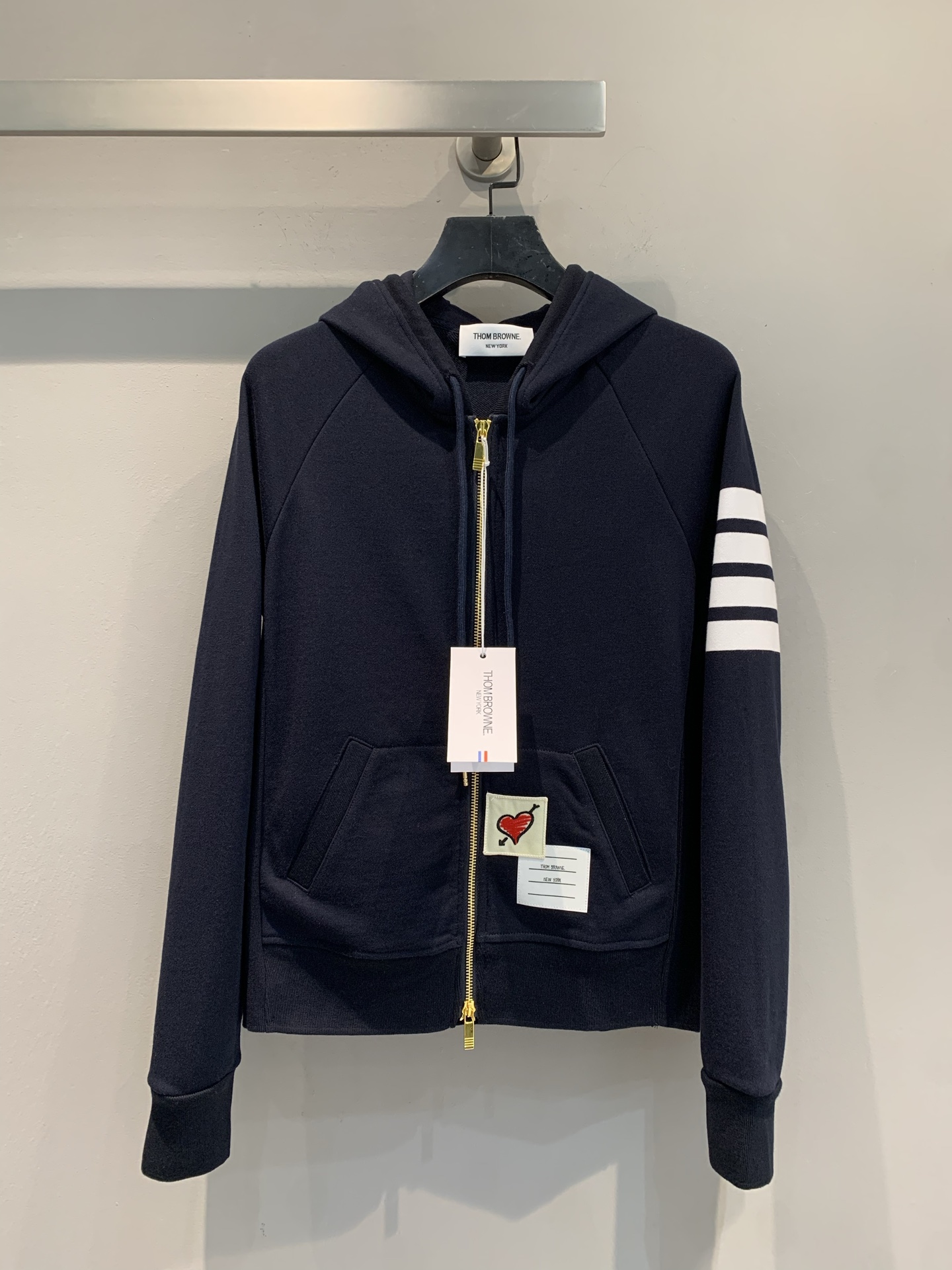 NO:488364,The new model has been shipped. Y version has developed. TB early autumn new casual style striped hooded zipper knit jacket. The hooded design is full of casualness, adding a casual texture to the overall shape. The classic four-bar element on the arm is a unique trend logo of the brand, instantly improving recognition. The love embroidery patch is playful and unique, injecting agility and vitality into the calm navy blue, and the details show ingenuity. Whether it is to go out on the street with jeans, create a casual and cool style, or match it with a skirt, it can be easily controlled. Number 36 38 40,, skirts, jeans, jackets & coats, hats, alexander wang19860909新款出货啦 Y版开发 TB早秋新款休闲风条杠连帽拉链针织外套.连帽设计,休闲感拉满,为整体造型增添随性质感.手臂经典四道杠元素,是品牌独有的潮流标识,瞬间提升辨识度.爱心刺绣贴布俏皮又别致,为沉稳的藏青色注入灵动活力,细节处尽显巧思～无论是日常出街搭配牛仔裤,打造随性潮酷范儿,还是搭配裙装,碰撞出甜酷风格,它都能轻松驾驭.码数36 38 40,,skirts,jeans,jackets & coats,hats,alexander wang,Women's clothing