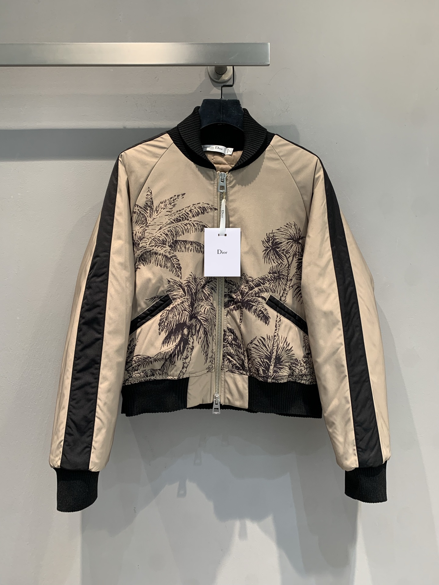 NO:484680,New model is shipped. Y version is developed. CD autumn and winter new contrasting edge knitted spliced ​​coconut print bomber jacket. Classic baseball collar design, retro and fashionable. Coconut prints are vivid and flexible, easy to open and close, neat and not bloated, diamond quilted plaid cotton lining inside presents a casual style, clean and neat and classic and durable. Loose style upper body is casual and casual, versatile and not picky. Number of 36 38 40,,jackets & coats,alexander wang19860909新款出货啦 Y版开发 CD秋冬新款撞色边针织拼接椰树印花飞行员夹克棉服.经典棒球领设计,复古又时髦.椰树印花鲜活灵动,拉链开合方便,版型利落不臃肿,里面菱形绗缝格纹夹棉内衬 呈现休闲版型 干净利落经典又耐看 宽松版型上身休闲随性 百搭不挑人.码数36 38 40,,jackets & coats,alexander wang,Women's clothing