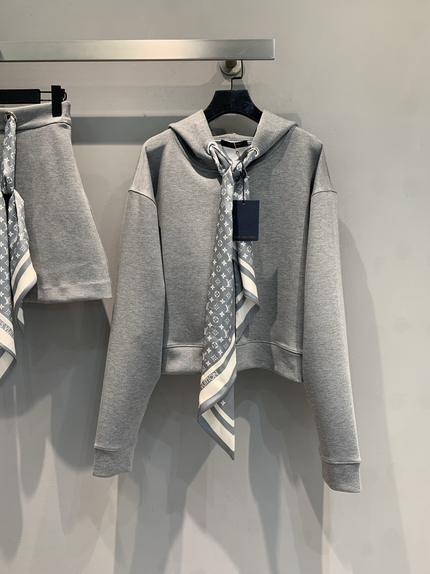 NO:489648,New model shipped Y version development L's early autumn new gray scarf hooded sweatshirt, classic hooded design, with a casual and lazy feeling, easily creating a relaxed atmosphere. Paired with the brand's iconic scarf, instantly enhances the overall style, exquisite and eye-catching, making the basic sweatshirt instantly become a fashionable focus. The short version shows the proportions, easily wears long legs, and has a strong matching ability. Whether it is the same series of bottoms, jeans or skirts, it can be perfectly adapted, and easily switches to multiple styles~ SML, louis vuitton, hoodie, sweatshirts, skirts, jeans, hats, alexander wang19860909新款出货啦Y版开发 L家早秋新款灰色丝巾连帽卫衣,经典连帽设计,自带随性慵懒感,轻松打造松弛氛围.搭配品牌标志性丝巾,瞬间提升整体格调,精致又吸睛,让基础款卫衣秒变时尚焦点.短款版型超显比例,轻松穿出大长腿,搭配性极强,无论是同系列下装,还是牛仔裤、半身裙,都能完美适配,轻松切换多种风格～码数SML,,louis vuitton,hoodie,sweatshirts,skirts,jeans,hats,alexander wang,Women's clothing