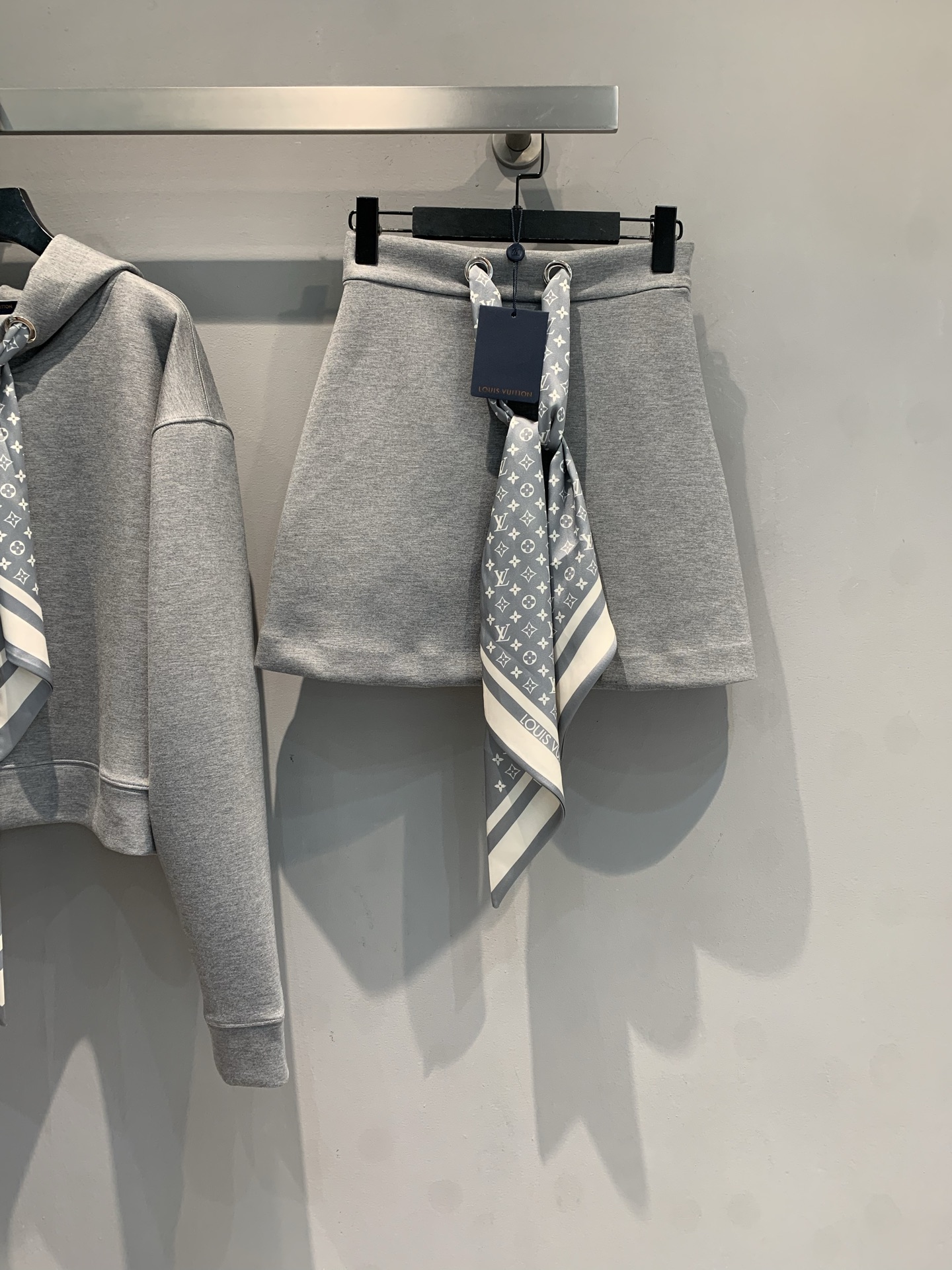 NO:489632,New models are shipped. Y version is developed. L's early autumn new gray scarf lace skirt. Simple gray tone, high-end and versatile, easy to adapt to various top styles. Paired with the brand's iconic scarf, instantly improves the exquisiteness of the shape, so that the basic short skirt can also have a full sense of fashion. The style is neat and stylish, good inclusive to the figure, and easily displays the leg lines. Whether it is a suit with a hooded sweatshirt in the same series. SML, louis vuitton, hoodie, sweatshirts, skirts, hats, alexander wang19860909新款出货啦 Y版开发 L家早秋新款灰色丝巾系带半裙.简约灰色调,高级又百搭,轻松适配各种上衣风格.搭配品牌标志性丝巾,瞬间提升造型精致度,让基础款短裙也能拥有满满时尚感.版型利落有型,对身材包容性好,轻松展现腿部线条,无论是搭配同系列连帽卫衣打造套装look.码数SML,,louis vuitton,hoodie,sweatshirts,skirts,hats,alexander wang,Women's clothing