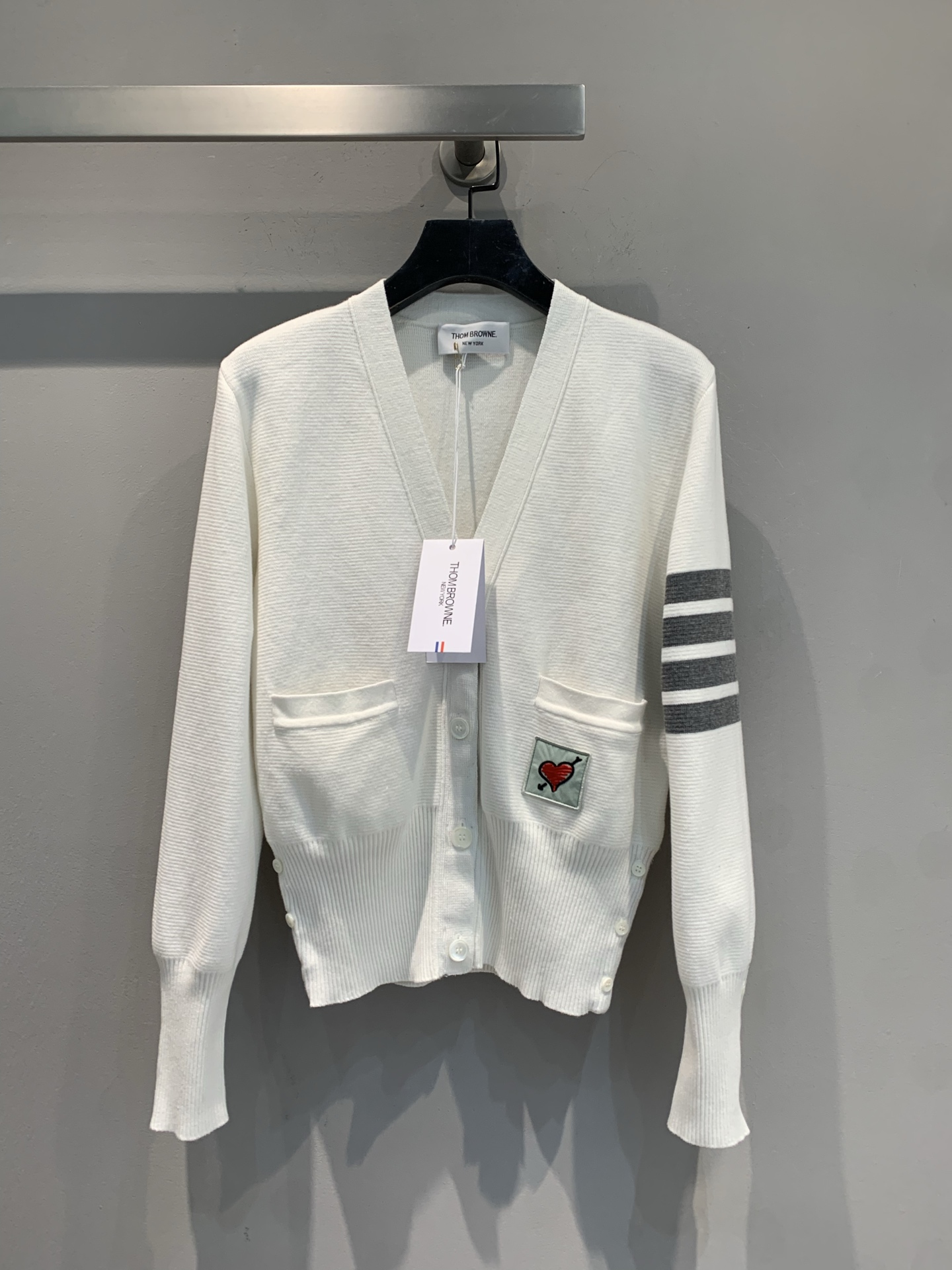 NO:488356,New models are shipped, Y version development, TB early autumn new classic striped V-neck short knitted cardigan. Classic V-neck design modifies the neck lines and shows elegant temperament. The iconic striped elements of the arms are an excellent reflection of brand recognition, full of trend. The exquisite love embroidery patch adds agility and playfulness to the overall, instantly hitting the girl's heart~ The knitted fabric is soft and skin-friendly, comfortable and warm to wear. Whether it is a shirt to create a college style or a skirt to show gentleness, it can be perfectly competent and easily adapted to various occasions. SML, skirts, shirts, alexander wang19860909新款出货啦 Y版开发 TB早秋新款经典条杠V领短款针织开衫.经典 V 领设计,修饰颈部线条,尽显优雅气质.手臂标志性条纹元素,是品牌辨识度的绝佳体现,潮流感拉满.精致爱心刺绣贴布,为整体增添灵动俏皮感,瞬间戳中少女心～针织面料柔软亲肤,穿着舒适又保暖.无论是内搭衬衫打造学院风,还是单穿搭配半裙尽显温柔,它都能完美胜任,轻松适配多种场合.码数SML,,skirts,shirts,alexander wang,Women's clothing