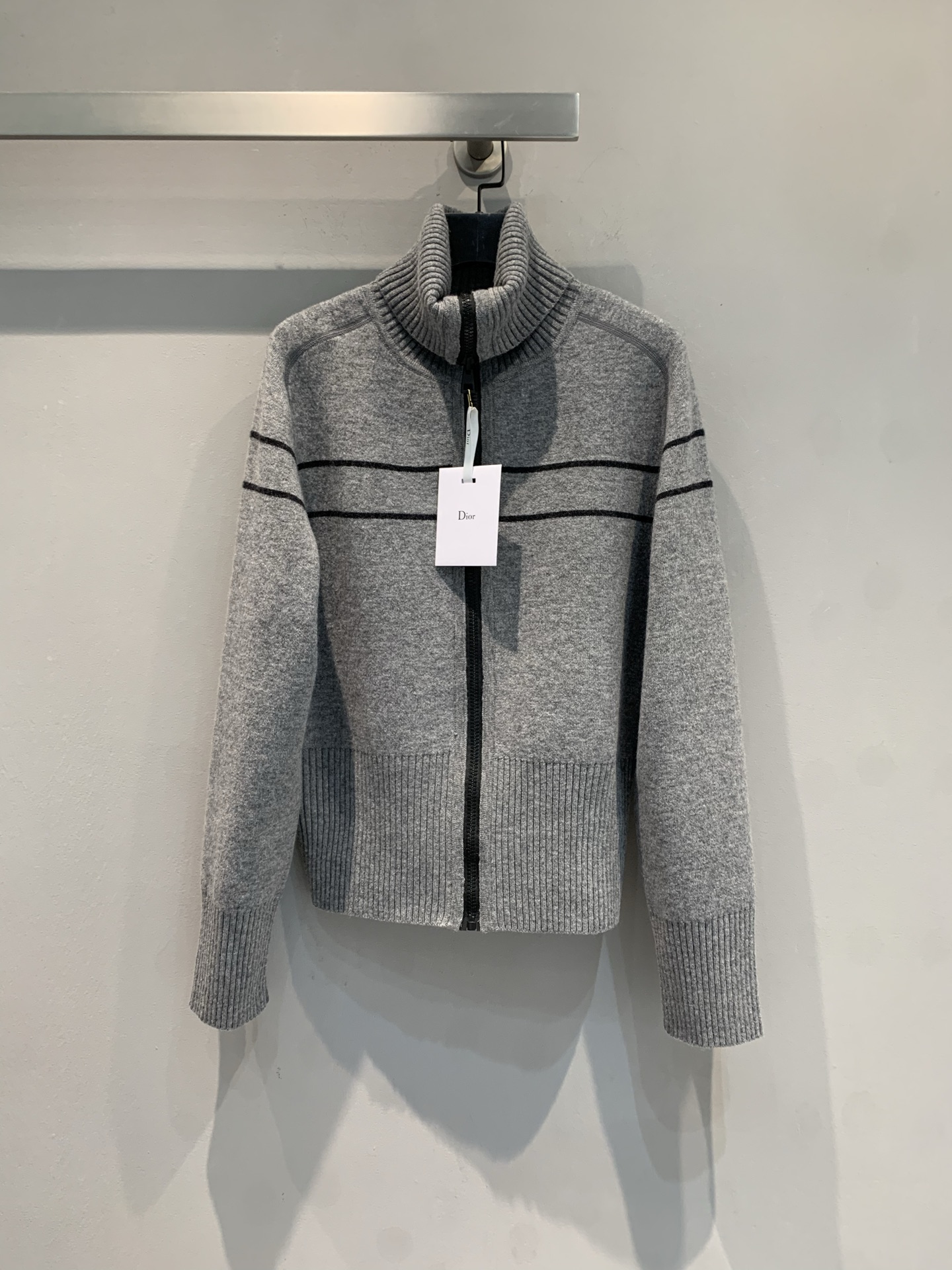 NO:484687,New model is shipped M!  Original development CD autumn and winter hot double-sided turtleneck cashmere cardigan, one with a classic Oblique print and the other with presbyopia, you can wear it on both sides!  Decorated with the same color 'CHRISTIAN DIOR' logo bar pattern, carefully crafted with cashmere-blend technology fabric, the upper body is soft, glutinous, warm and comfortable, and the upper body is decorated with lines, making it look slimming without diving!  Count 36 38 40,,dior,alexander wang19860909新款出货啦M！原版开发 CD秋冬爆款双面高领羊绒开衫,一面经典的Oblique印花,一面老花,可两面穿！饰以同色调“CHRISTIAN DIOR”标志条形图案,采用羊绒混纺科技面料精心制作,上身软糯保暖舒适 修饰线条,上身无迪显瘦！ 码数 36 38 40,,dior,alexander wang,Women's clothing