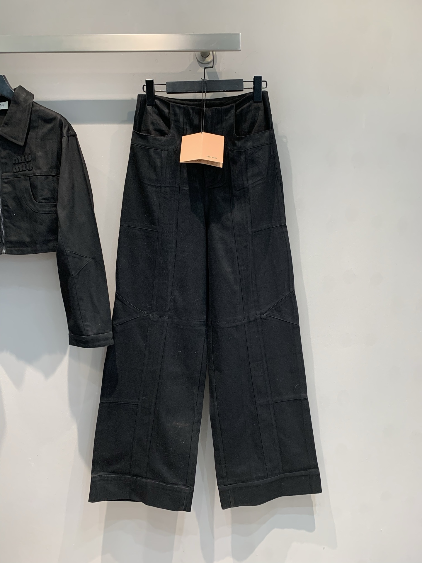 NO:488348,New models are shipped. Y version is developed. Miumi* early autumn new sports style pressing rubber-fitting interface bag wide-leg pants. The splicing design hides clever ideas, loose tailoring is suitable for various figures, walking with style, showing aura, matching simple tops is loose and noble, and personalized items can create fashionable new styles. You can win every day when wearing it or occasions. A must-have 'leg fine manufacturing machine' for fashionable people's wardrobe ~ SML, miumiu, alexander wang19860909新款出货啦 Y版开发 Miumi*早秋新款运动风压胶拼接口袋阔腿裤.拼接设计藏巧思,宽松剪裁适配各种身形,走路带风超显气场,搭简约上衣是松弛贵气,配个性单品又能玩出时髦新花样,日常出街or 场合穿搭都能稳赢,时髦人衣柜必备的“腿精制造机”~码数SML,,miumiu,alexander wang,Women's clothing