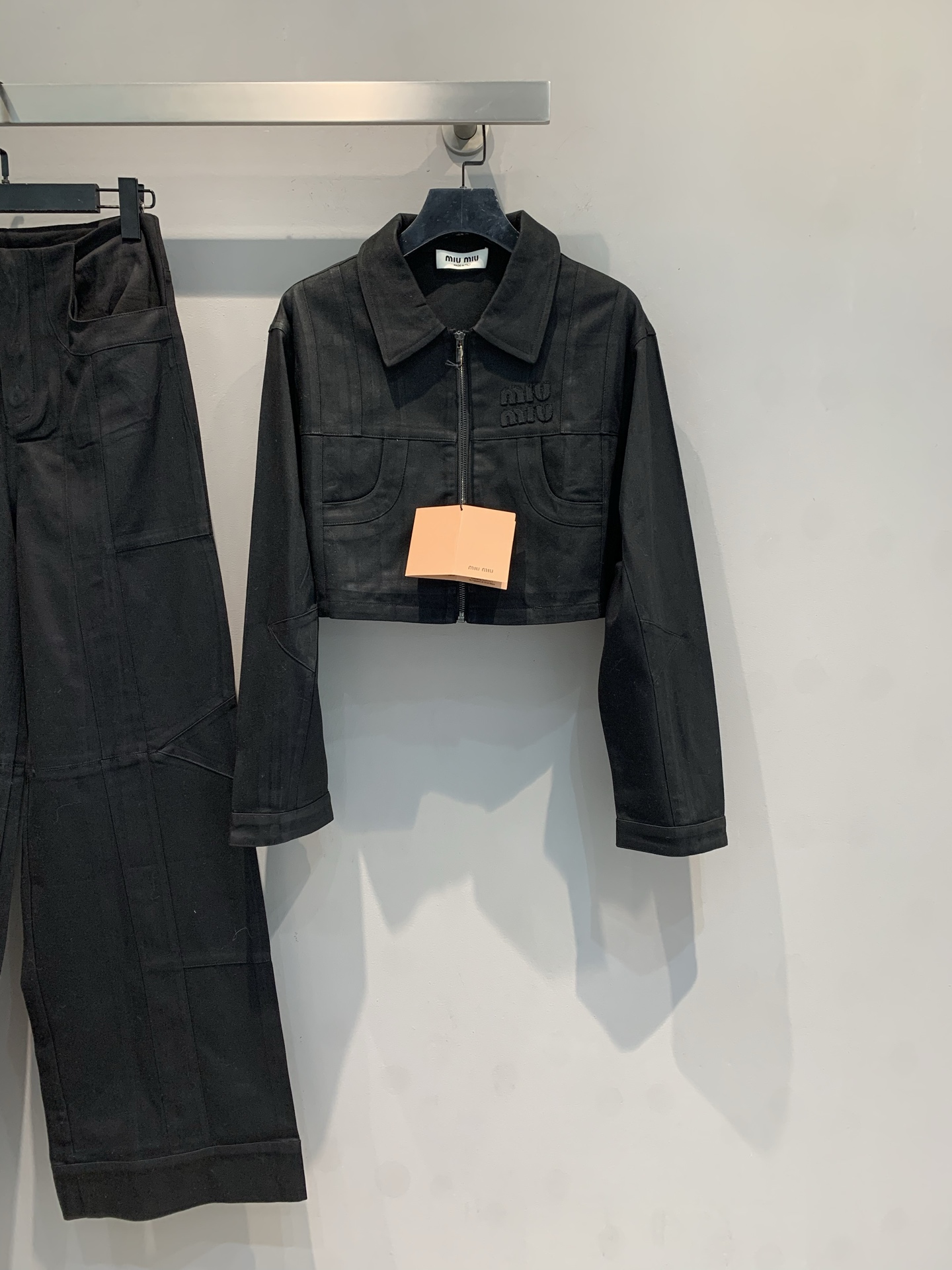 NO:488340,New model is shipped. Y version is developed. Miumi's new embroidered letter lapel short jacket. Classic lapel design is simple and yet stylish, easily creating a neat aura. Exquisite brand logo embellishments, showing unique taste and luxurious texture. The short version is super proportional, and it is easy to wear long legs. The matching is even more unique. Whether it is cool work pants or sweet element items, it can be perfectly adapted, and it can easily switch to multiple styles~ SML, miumiu, jackets & coats, alexander wang19860909新款出货啦 Y版开发 Miumi*早秋新款刺绣字母翻领短款外套.经典翻领设计,简约又不失格调,轻松打造利落气场.精致品牌标识点缀,彰显独特品味与奢华质感.短款版型超显比例,轻松穿出大长腿,搭配性更是一绝,无论是酷飒工装裤,还是甜美元素单品,都能完美适配,轻松切换多种风格～码数SML,,miumiu,jackets & coats,alexander wang,Women's clothing