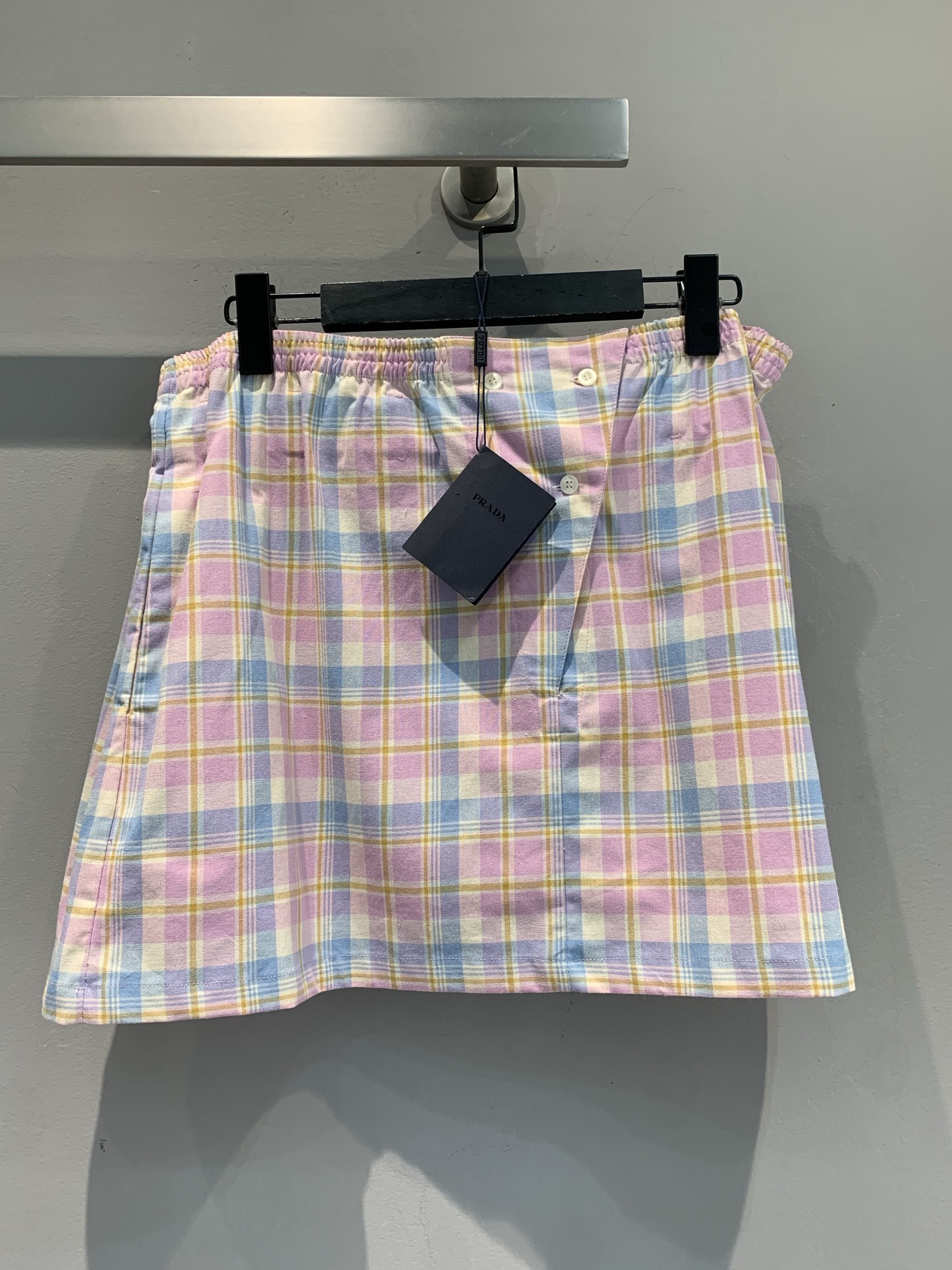 NO:489684,New style is shipped. Y version is developed. Prad* early autumn new sweet style flower bud waist plaid skirt. The interwoven plaid elements are fresh and healing. The elastic waist of the flower bud is designed to fit the body, free and unrestrained. The details of the side buttons add ingenuity, making the simple style full of highlights. The short cut makes the legs look longer, and it is very suitable for pairing with a simple T-shirt or sweet top, easily creating a full autumn look full of vitality. SML, prada, skirts, alexander wang19860909新款出货啦 Y版开发 Prad*早秋新款甜美风花苞腰头格纹半裙.彩条交织的格纹元素,清新又治愈.花苞松紧腰设计贴合身形,自在无束缚,侧边纽扣细节增添巧思,让简约版型也充满看点.短款剪裁超显腿长,搭配简约 T 恤或甜美上衣都很适配,轻松打造出活力满满的秋日造型.码数SML,,prada,skirts,alexander wang,Women's clothing