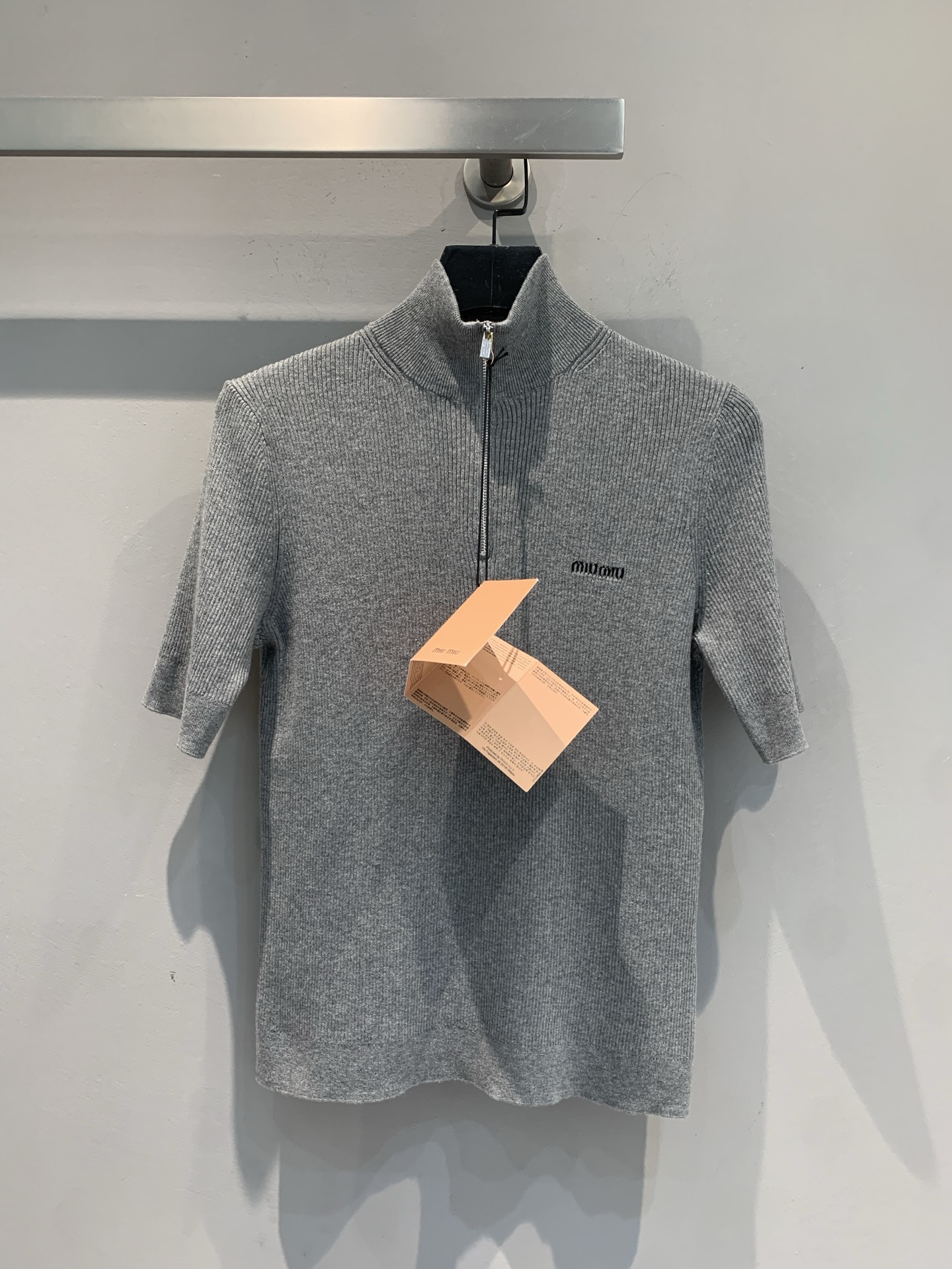 NO:489699,New model is shipped. Y version has developed. Miumi's early autumn new gray half-high neck zipper knitted short sleeves, half-high neck design, warm and show the neckline. The zipper elements add coolness and styling. The neckline can be adjusted according to preferences to create different styles. Exquisite brand logo embellishment, low-key to show luxurious taste. The knitted fabric is soft and skin-friendly, and the short-sleeved style is suitable for early autumn. It can not only cope with slightly cool weather without being too heavy. Whether it is a shirt to create a layered layering in the inner layer, or a single outfit with jeans and skirts, it can be easily held. SML, miumiu, skirts, jeans, shirts, T-shirts, alexander wang19860909新款出货啦 Y版开发 Miumi*早秋新款灰色半高领拉链针织短袖,半高领设计,保暖又显颈部线条,拉链元素增添酷感与造型感,可根据喜好调节领口,打造不同风格.精致品牌标识点缀,低调彰显奢华品味.针织面料柔软亲肤,短袖版型适合早秋,既能应对微凉天气,又不会过于厚重.不管是内搭衬衫打造叠穿层次感,还是单穿搭配牛仔裤、半身裙,都能轻松hold住.码数SML,,miumiu,skirts,jeans,shirts,T-shirt,alexander wang,Women's clothing