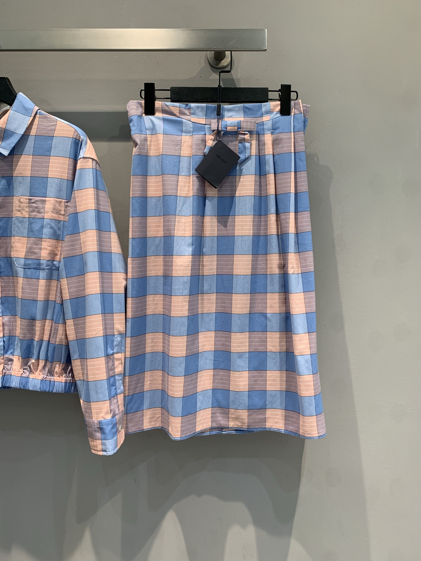 NO:488371,New models are shipped. Y version is developed. Prad* early autumn new sweet style bow plaid skirt. The interwoven plaid elements are fresh and healing. The waist bow design adds sweetness and agility, easily outlines the waistline, highlighting the elegant body. Pure cotton fabric is comfortable and skin-friendly, and has an excellent drape. Whether it is paired with a simple white shirt to create an intellectual style, or a set of the same color tops, it can easily create a high-end and eye-catching look. SML, prada, skirts, shirts, alexander wang19860909新款出货啦 Y版开发 Prad*早秋新款甜美风蝴蝶结格纹半裙.彩条交织的格纹元素,清新又治愈,腰间蝴蝶结设计,增添甜美灵动感,轻松勾勒腰线,凸显优雅身形.纯棉面料舒适亲肤,垂坠感绝佳,无论是搭配简约白衬衫打造知性风,还是与同色系上衣组合同款套装,都能轻松打造出高级又吸睛造型.码数SML,,prada,skirts,shirts,alexander wang,Women's clothing