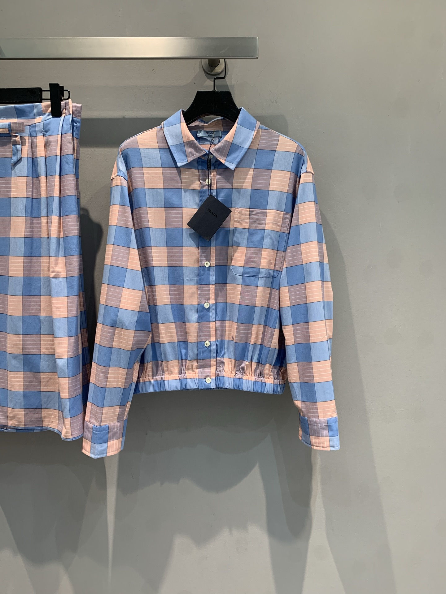 NO:489691,The new version shipped by Y version Prad* early autumn new sweet style waist-closing plaid shirt. It uses 100% pure cotton fabric, skin-friendly and comfortable, with excellent texture. Colored striped plaid elements are fresh and healing. The classic lapel is neat and stylish, the tight hem design adds casualness, and can also cleverly outline the waistline. When worn alone, it is very outstanding with a simple bottom; it is set with the same series of plaid skirts, and the overall feel is full, easily creating a high-end and eye-catching autumn look. SML, prada, skirts, shirts, alexander wang19860909新款出货啦Y版开发Prad*早秋新款甜美风收腰格纹衬衫.采用百分百纯棉面料,亲肤舒适,质感上乘.彩条格纹元素,清新又治愈.经典翻领利落有型,下摆松紧设计增添随性感,还能巧妙勾勒腰线.单穿时,搭配简约下装就很出彩；和同系列格纹裙装一套入,整体感拉满,轻松打造高级又吸睛的秋日造型.码数SML,,prada,skirts,shirts,alexander wang,Women's clothing