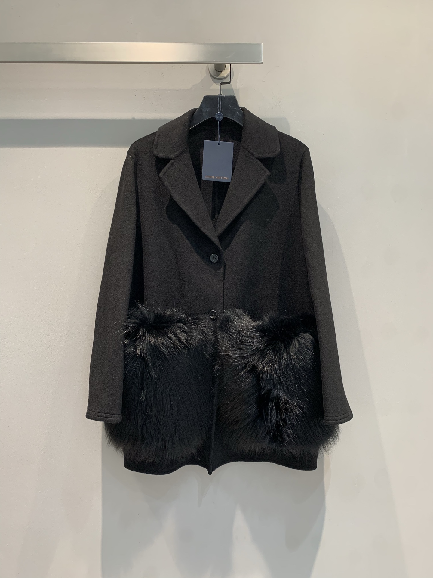 NO:493519,The new model with dust bag is shipped. The MY version of the development of Ljia 2025 autumn and winter new fox fur pocket short coat is made of cashmere wool blended fabric. It has a delicate texture and a crisp style. The fox fur in the pocket is fluffy and soft, instantly enhancing the luxury. Whether it is elegant when paired with a skirt or cool with jeans, you can easily produce a piece. What is missing in the autumn and winter wardrobe!  36 38 40, louis vuitton, skirts, jeans, alexander wang19860909配防尘袋新款出货啦MY版开发L家2025秋冬新款狐狸毛口袋短款大衣,采用羊绒羊毛混纺面料,质感细腻,版型挺括,口袋处的狐狸毛,蓬松又柔软,瞬间提升奢华感,不管是搭配裙装走优雅路线,还是配牛仔裤耍酷,都能轻松出片,秋冬衣柜里缺的就是它！码数36 38 40,,louis vuitton,skirts,jeans,alexander wang,Women's clothing