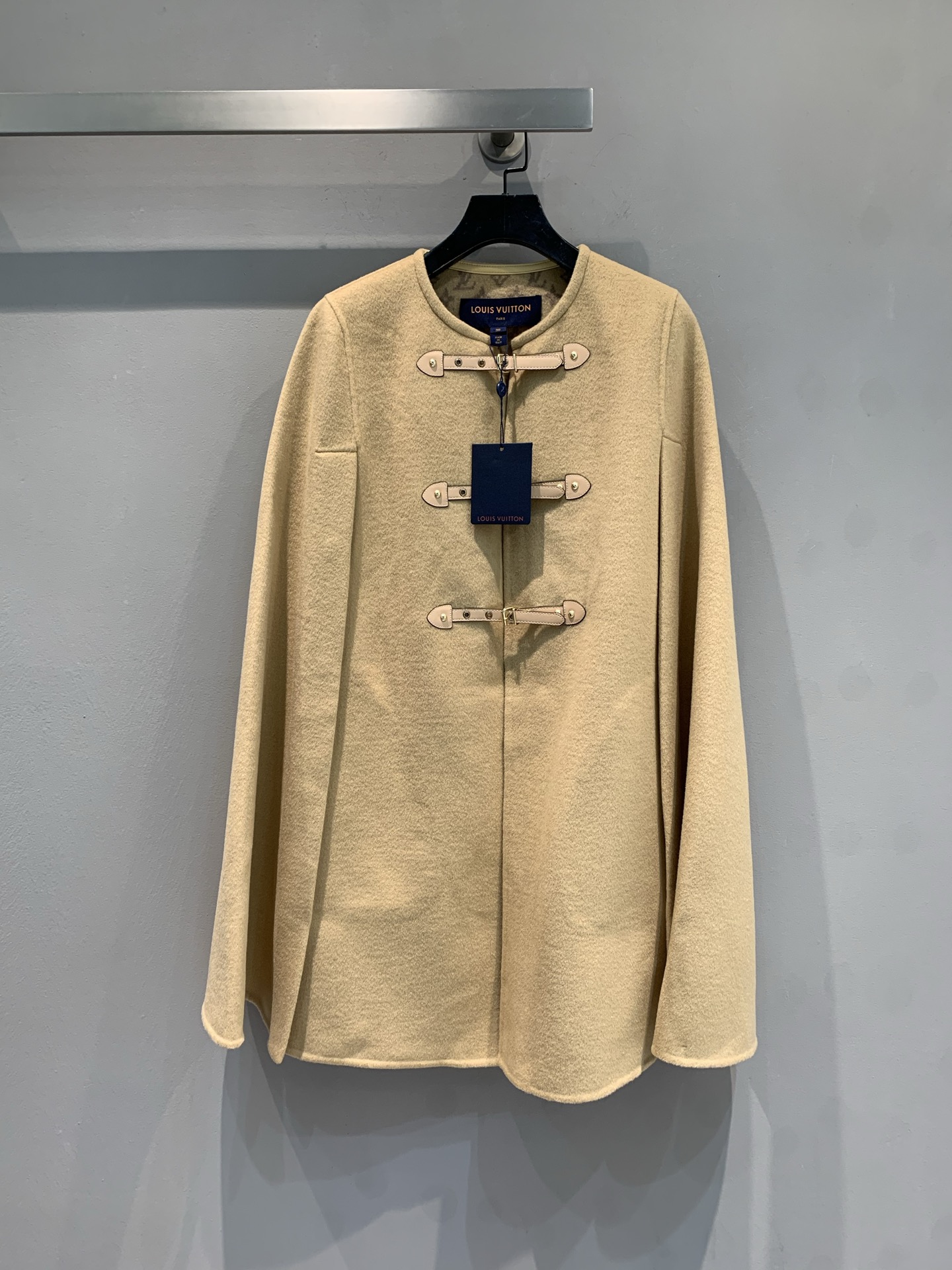 NO:493445,New model with dust bags shipped M Y version development Ljia 2025 autumn and winter new small floral leather buckle mid-length cloak coat, imported wool jacquard fabric from Australia, the fabric is soft and velvet!  The whole body is cut with a flower, the classic camel color has a high-end feel, the cloak style is chic and lively, and the metal leather buckle design is exquisite and eye-catching, injecting a cool tone into the overall look. Whether it is to go on an elegant route with a skirt or a casual style with a trouser, you can easily hold it, allowing you to stand out in the crowd instantly, easily unlocking the fashion focus moment, ,louis vuitton, skirts, alexander wang19860909配防尘袋新款出货啦M Y版开发 L家2025秋冬新款小花皮扣中长款斗篷大衣,澳洲进口羊毛呢提花面料,面料柔软绒感十足！满身对花剪裁,经典驼色自带高级感,斗篷版型潇洒又灵动,金属皮扣设计精致吸睛,为整体造型注入酷飒腔调.无论是搭配裙装走优雅路线,还是配裤装打造率性风格,都能轻松hold住,让你在人群中瞬间脱颖而出,轻松解锁时尚焦点时刻码数均码,,louis vuitton,skirts,alexander wang,Women's clothing