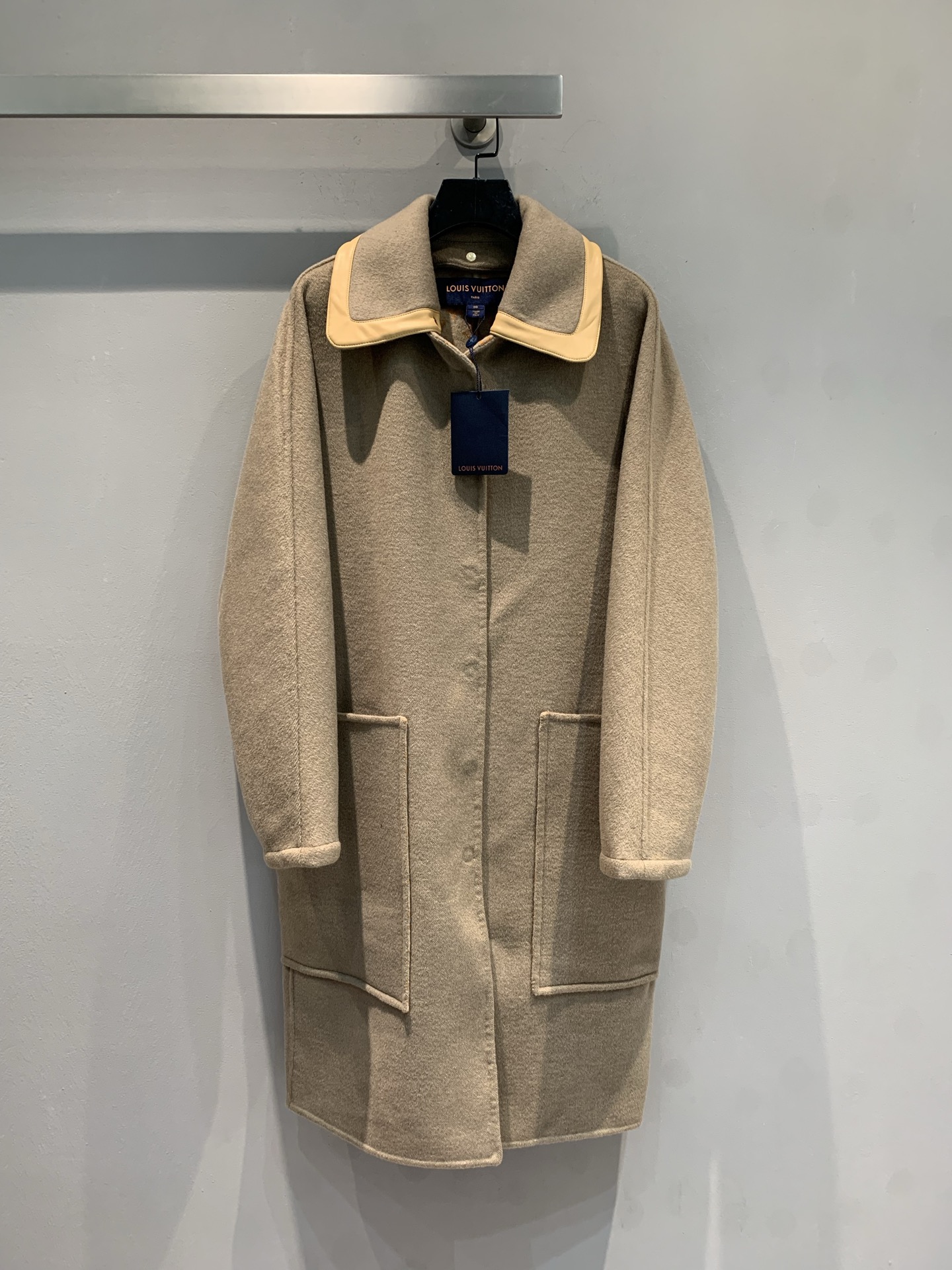 NO:493503,The new model with dust bags shipped MY version developed by Ljia 2025 autumn and winter new removable collar double-sided wool coat, using imported Australian wool + mulberry silk blended fabric, delicate texture, crisp style, elegant temperament and modern style, fashionable benchmark leather button wool coat with concealed closure, large patch pocket and removable leather trim collar, creating a simple straight-fitting style. The plump double-sided wool blended and dipped seasonal colors, the Monogram jacquard pattern inside reflects a three-dimensional effect, a very atmospheric coat, the upper body is simply too beautiful. Number of 34 36 38 40,,louis vuitton,alexander wang19860909配防尘袋新款出货啦MY版开发 L家2025秋冬新款可拆卸衣领双面羊毛大衣,采用澳洲进口绵羊毛+桑蚕丝混纺面料,质感细腻,版型挺括,优雅气质与现代风尚的时尚标杆皮扣羊毛大衣,大衣拥有暗扣前襟、大号贴袋和可拆卸皮革饰边衣领,成就简明直身版型.丰盈双面丝毛混纺浸染当季色彩,内里的 Monogram 提花织纹映现立体效果,非常大气的一款大衣,上身简直不要太好看.码数34 36 38 40,,louis vuitton,alexander wang,Women's clothing