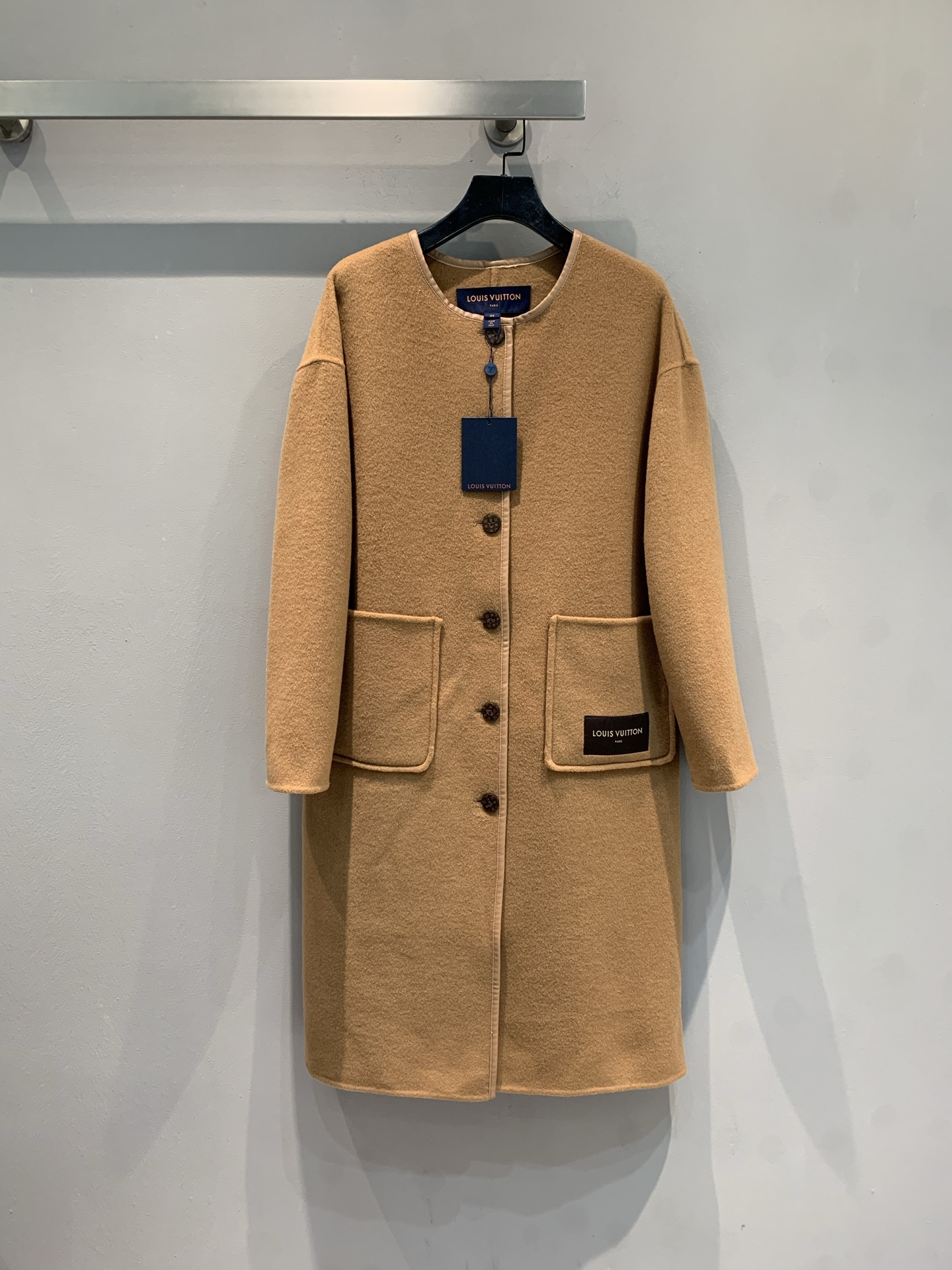 NO:493485,New models with dust bags are shipped. Y version is developed. Ljia 2025 autumn and winter new leather brand round neck mid-length coat, imported Australian cotton wool + mulberry silk blend fabric, delicate and soft velvet feel!  The simple style does not pick on the figure, and the neat tailoring shows ability. The exquisite buttons and iconic brand logo show the luxurious texture in the details. Whether it is commuting or going out, the upper body will instantly turn white and beautiful!  Count 34 36 38 40, louis vuitton,alexander wang19860909配防尘袋新款出货啦 Y版开发 L家2025秋冬新款皮牌圆领中长款大衣,澳洲进口棉棉羊毛+桑蚕丝混纺面料,细腻柔软绒感十足！简约版型不挑身材,利落剪裁尽显干练.精致纽扣与标志性品牌标识,细节处彰显奢华质感.无论是通勤还是出街,上身秒变白富美！码数34 36 38 40,,louis vuitton,alexander wang,Women's clothing