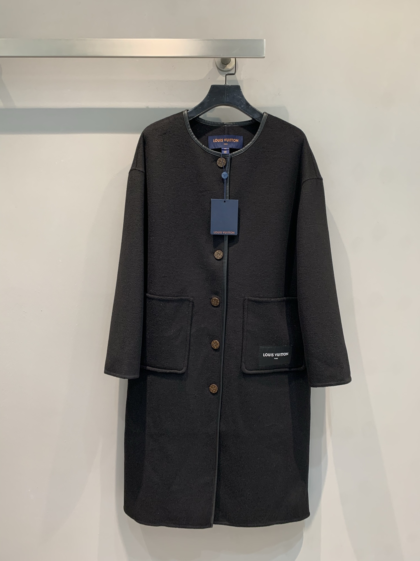 NO:493469,New models with dust bags are shipped. Y version is developed. Ljia 2025 autumn and winter new leather brand round neck mid-length coat, imported Australian cotton wool + mulberry silk blend fabric, delicate and soft velvet feel!  The simple style does not pick on the figure, and the neat tailoring shows ability. The exquisite buttons and iconic brand logo show the luxurious texture in the details. Whether it is commuting or going out, the upper body will instantly turn white and beautiful!  Count 34 36 38 40, louis vuitton,alexander wang19860909配防尘袋新款出货啦 Y版开发 L家2025秋冬新款皮牌圆领中长款大衣,澳洲进口棉棉羊毛+桑蚕丝混纺面料,细腻柔软绒感十足！简约版型不挑身材,利落剪裁尽显干练.精致纽扣与标志性品牌标识,细节处彰显奢华质感.无论是通勤还是出街,上身秒变白富美！码数34 36 38 40,,louis vuitton,alexander wang,Women's clothing