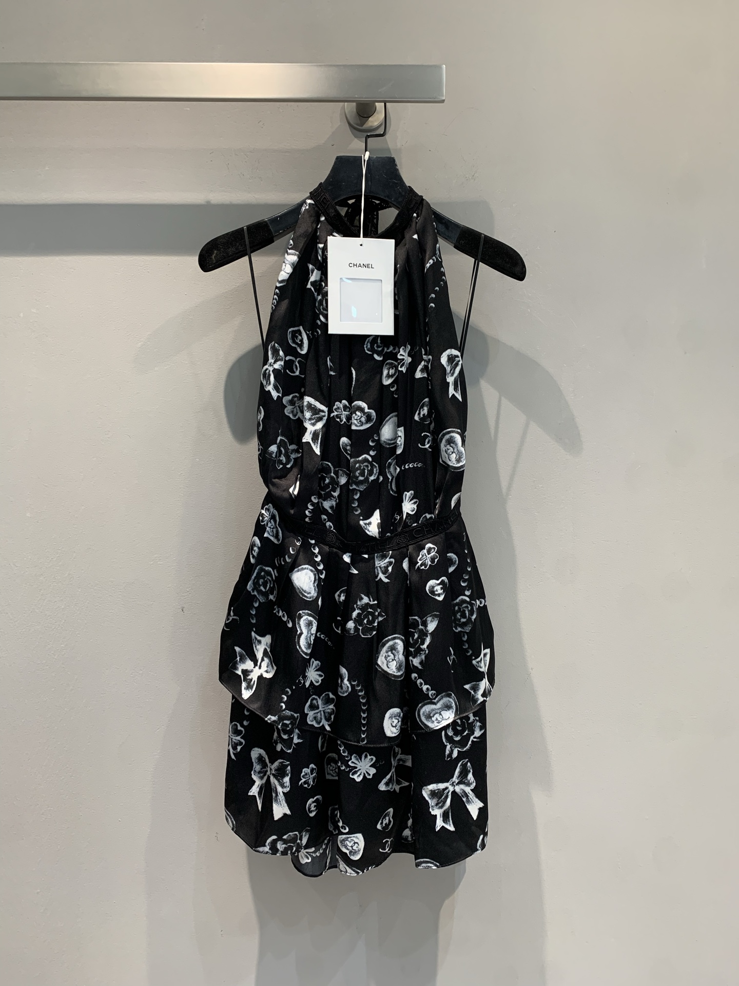 NO:495063,New models are shipped. Y version develops C home 2025 early autumn new silk-print backless dress. Selected silk fabrics, skin-friendly and breathable, with luxurious texture. Classic backless design cleverly reveals beautiful shoulder lines, and a delicate style in small sexy; black and white printing elements combine brand classics and fashion ingenuity. Each pattern is like artistic brushstrokes, injecting agility into the skirt. Number of codes 36 38 40, chanel, skirts, real silk, alexander wang19860909新款出货啦 Y版开发C家2025早秋新款真丝印花露背连衣裙.甄选柔滑真丝面料,亲肤透气,质感奢华.经典露背设计,巧妙展露优美肩背线条,小性感中透着精致格调；黑白印花元素,融合品牌经典与时尚巧思,每一处图案都似艺术笔触,为裙装注入灵动韵味.码数36 38 40,,chanel,skirts,real silk,alexander wang,Women's clothing