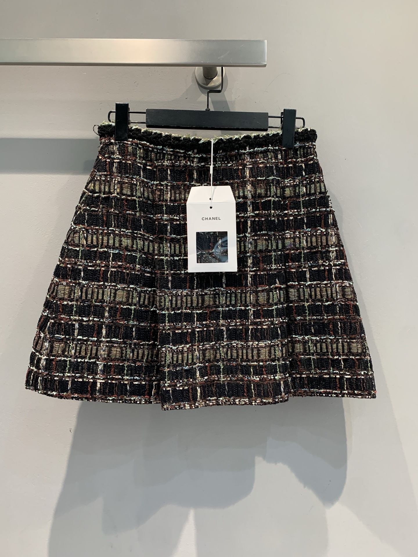 NO:495088,New model shipped, Y version development, C home 2025 autumn and winter new retro fashionable woven plaid tweed skirt. Classic tweed fabric, delicate texture and rich texture, interwoven into a retro and fashionable style, with a high-end filter. The exquisite weaving process makes every inch of fabric show ingenuity, and the looming luster adds a lively atmosphere to the skirt. The short style easily optimizes the body proportions and highlights the slender legs. Whether it is matched with a simple shirt to create a capable commuting style; or with a lace top to create a romantic date, it can be perfectly adapted, 36 38 40, chanel, skirts, shirts, alexander wang19860909新款出货啦 Y版开发 C家2025秋冬新款复古时髦编织格纹粗花呢半裙.经典粗花呢面料,纹理细腻且富有质感,交织出复古又时尚的格调,自带高级感滤镜.精致的编织工艺,让每一寸面料都尽显匠心,行走间,若隐若现的光泽为裙装增添灵动气息.短款版型,轻松优化身材比例,凸显修长美腿,无论是搭配简约衬衫,打造干练通勤风；还是搭配蕾丝上衣,营造浪漫约会感,都能完美适配,码数36 38 40,,chanel,skirts,shirts,alexander wang,Women's clothing