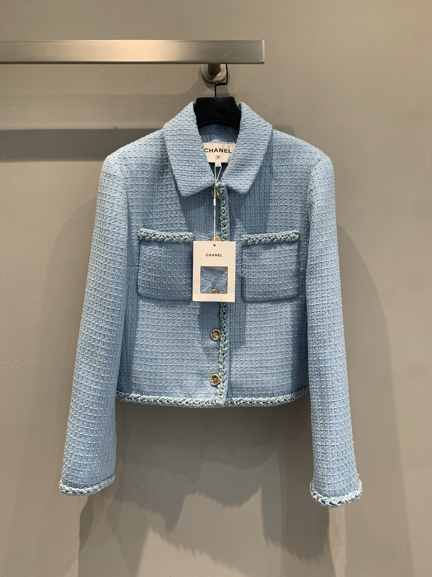 NO:495099,New model shipped M Y version development C home 2025 early autumn new light blue tweed short jacket, classic tweed fabric, exquisite texture, retro luxury texture, visually gentle and eye-catching. The neat short version easily optimizes the body proportions, highlights the waistline, and makes the overall shape more lively and playful. The exquisite lapel design, paired with metal texture buttons, shows ingenuity and high-end in the details. The pockets on both sides are not only practical, but also add a sense of layering of the shape. Number of codes 36 38 40, chanel, jackets & coats, alexander wang19860909新款出货啦M Y版开发 C家2025早秋新款浅蓝色粗花呢短款外套,经典粗花呢面料,纹理精致,带着复古的奢华质感,视觉上温柔又吸睛.利落的短款版型,轻松优化身材比例,凸显腰线,让整体造型更显灵动俏皮.精致的翻领设计,搭配金属质感纽扣,细节处尽显匠心与高级感,两侧的口袋不仅实用,更增添了造型的层次感.码数36 38 40,,chanel,jackets & coats,alexander wang,Women's clothing