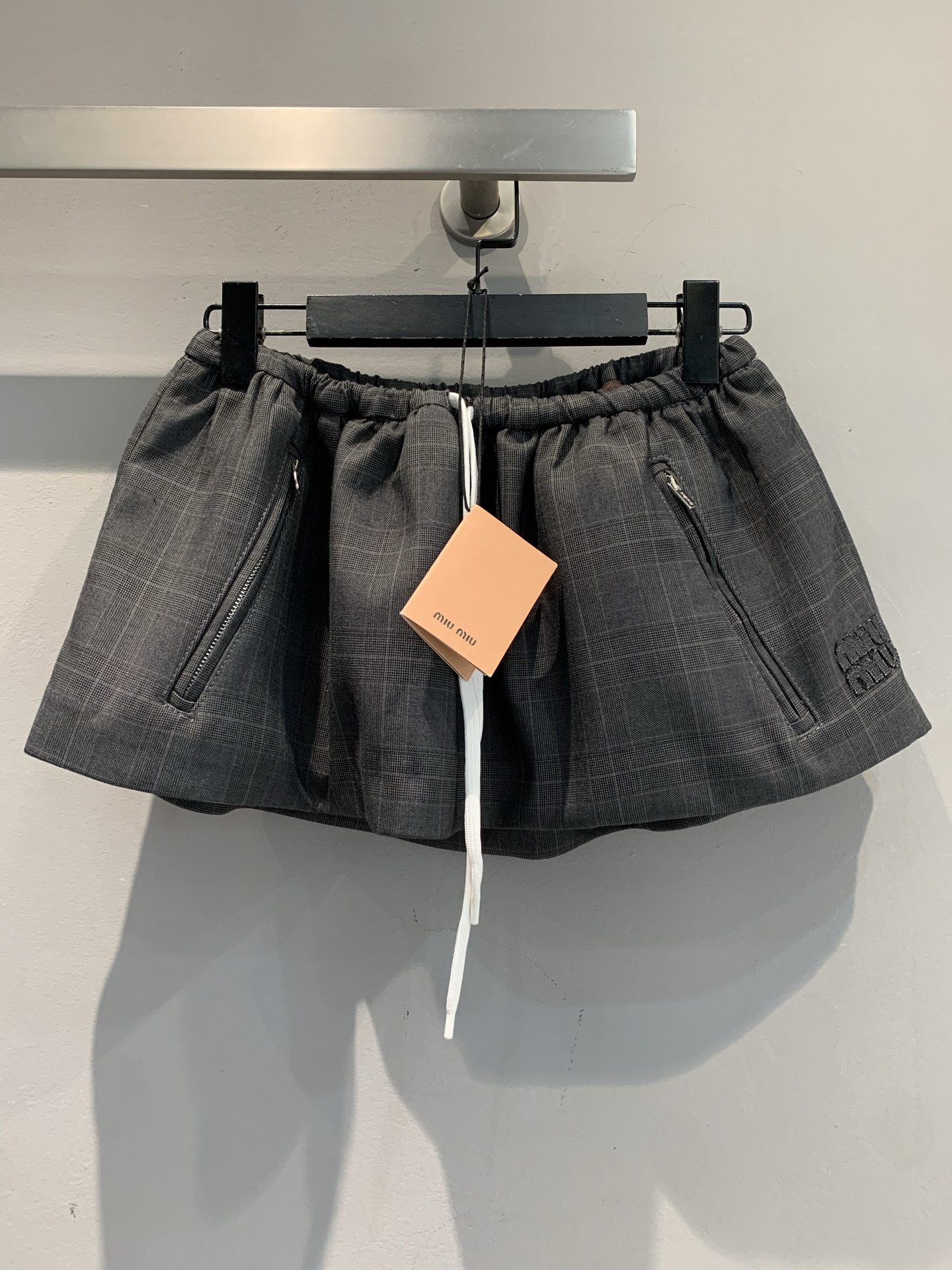 NO:493462,New model shipped M Y version development Miumi*2025 early autumn new fashionable retro drawstring lace plaid skirt, classic plaid collision playful silhouette, retro and agile. Wool material, soft and warm, easy to grasp the sweet and cool style, injecting a fresh and fashionable feeling into the outfit, is an excellent choice for creating eye-catching shapes~ SML, miumiu, skirts, alexander wang19860909新款出货啦M Y版开发 Miumi*2025早秋新款时髦复古抽绳系带格纹半裙,经典格纹碰撞俏皮廓形,复古又灵动.绵羊毛材质,柔软又保暖,轻松拿捏甜酷风,为穿搭注入鲜活时尚感,是打造吸睛造型的绝佳选择～码数SML,,miumiu,skirts,alexander wang,Women's clothing