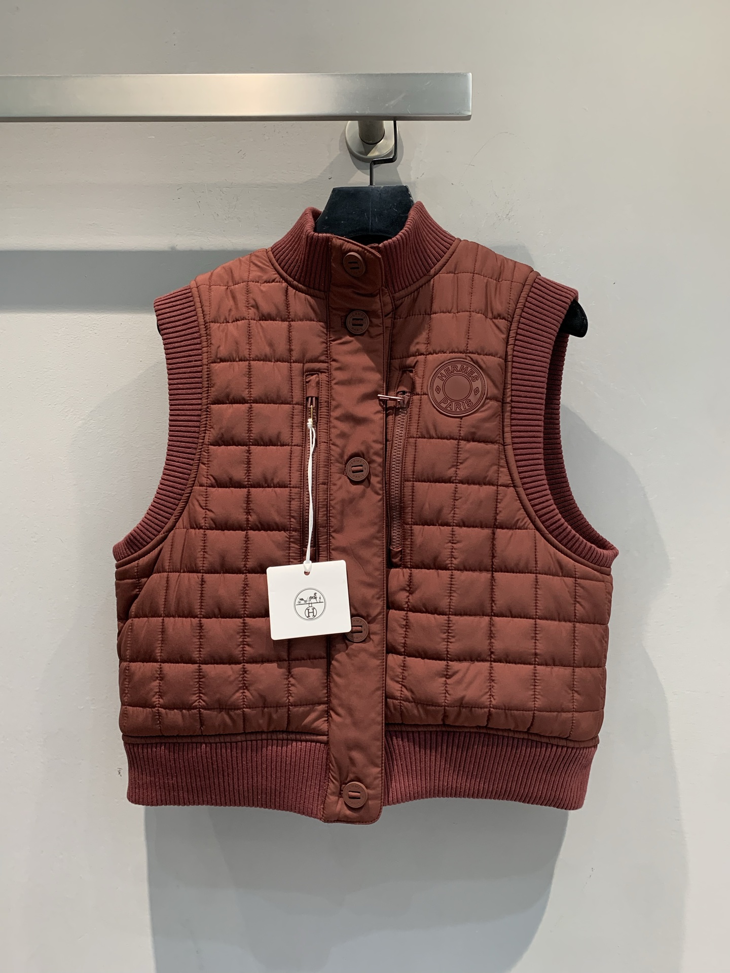 NO:493521,New model shipped MY version development Hjia 2025 autumn and winter new retro fashionable badge ribbed knitted cotton jacket vest. Diamond quilting design, retro and exquisite, full filling, warm and full. The stand-up collar, buttons and zippers combine to provide a sense of detail. The knitted collar, cuffs and hem are comfortable and layered. Whether it is fitted with a sweater or an outer coat, it can easily enhance the texture of the shape. It is a true autumn and winter fashion weapon~ 36 38 40,,sweaters,alexander wang19860909新款出货啦MY版开发 H家2025秋冬新款复古时髦徽章罗纹针织边棉服马甲.菱格绗缝设计,复古精致,填充饱满,保暖性拉满.立领、纽扣与拉链结合的门襟,细节感十足,针织拼接的领口、袖口和下摆,舒适又具层次感.不管内搭毛衣还是外搭大衣,都能轻松提升造型质感,妥妥的秋冬时尚利器～码数36 38 40,,sweaters,alexander wang,Women's clothing