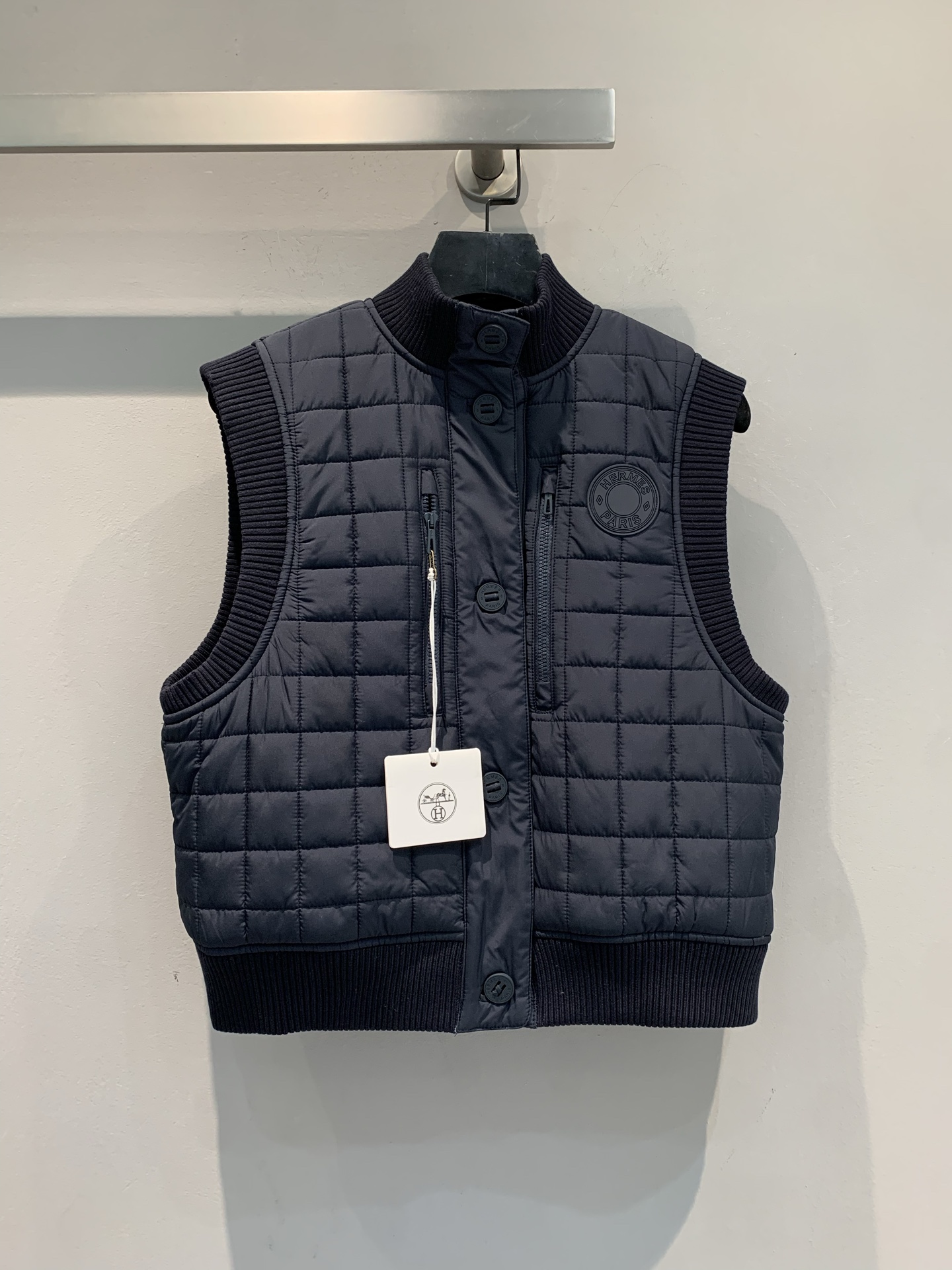 NO:493504,New model shipped M Y version development Hjia 2025 autumn and winter new retro fashionable badge ribbed knitted cotton jacket vest. Diamond quilting design, retro and exquisite, full filling, warm and full. The stand-up collar, buttons and zippers combine to provide a sense of detail. The knitted collar, cuffs and hem are comfortable and layered. Whether it is a sweater inside or an overcoat outside, it can easily enhance the texture of the shape. It is a true autumn and winter fashion weapon~ 36 38 40,,sweaters,alexander wang19860909新款出货啦M Y版开发 H家2025秋冬新款复古时髦徽章罗纹针织边棉服马甲.菱格绗缝设计,复古精致,填充饱满,保暖性拉满.立领、纽扣与拉链结合的门襟,细节感十足,针织拼接的领口、袖口和下摆,舒适又具层次感.不管内搭毛衣还是外搭大衣,都能轻松提升造型质感,妥妥的秋冬时尚利器～码数36 38 40,,sweaters,alexander wang,Women's clothing