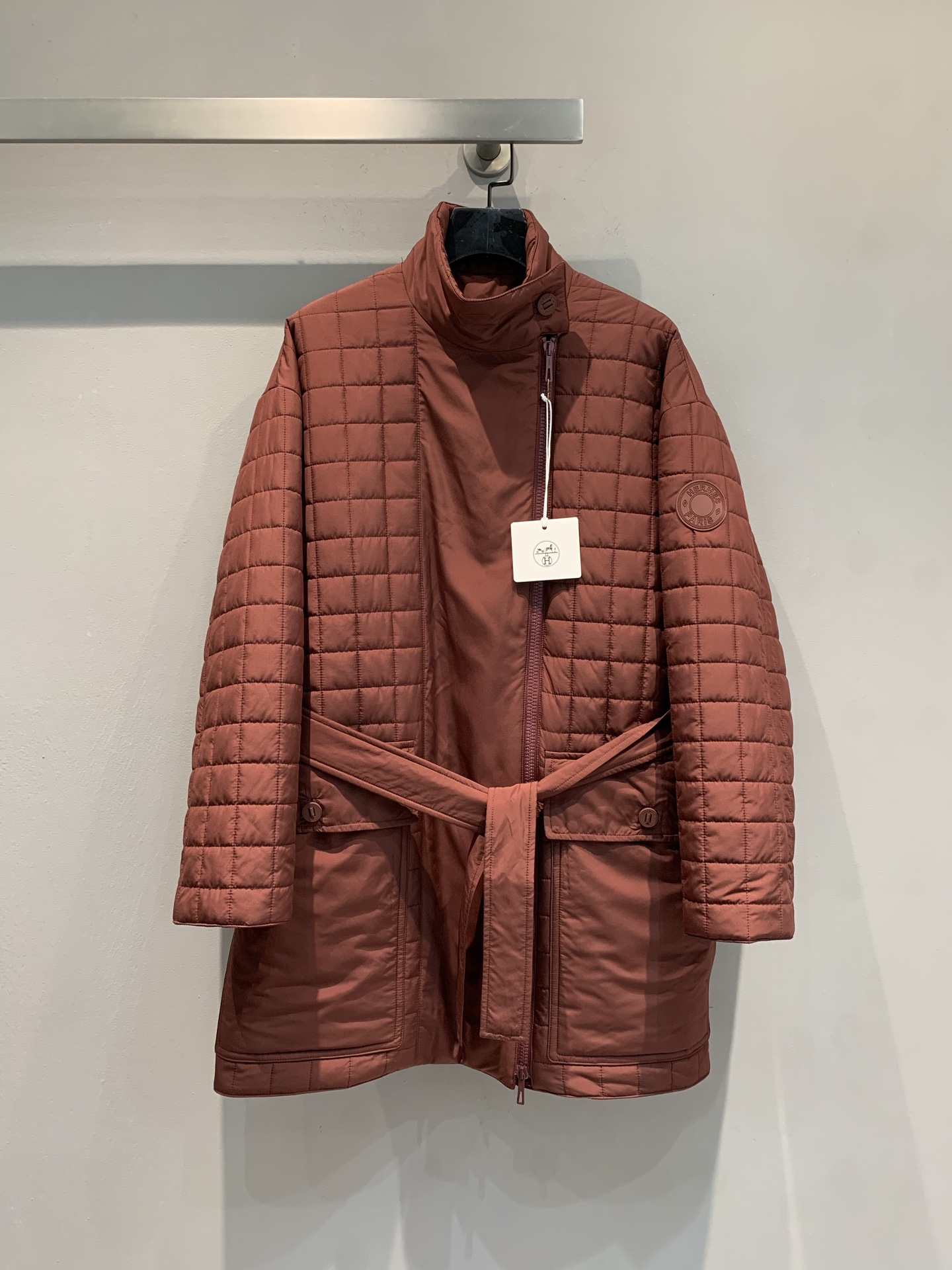 NO:493449,New model shipped M Y version development Hjia 2025 autumn and winter new fashionable retro badge plaid mid-length cotton jacket. Diamond pattern is exquisite and retro. The stand collar design is windproof and warm, and the waist strap is easily outlined, making the waistline look thin and tall~ Thick filling, warm, whether it is a sweater or a single wear, it can make you warm and fashionable in cold weather, and easily hold various occasions~ Number of codes 36 38 40 (note the actual color as shown in Figure 9), Jackets & coats, sweaters, alexander wang19860909新款出货啦M Y 版开发 H家2025秋冬新款时髦复古徽章格纹中长款棉服外套.菱格纹路精致又复古.立领设计防风保暖,腰间系带轻松勾勒腰线,显瘦又显高～ 填充厚实,保暖性max,不管是内搭毛衣还是单穿,都能让你在寒冷天气里既温暖又时髦,轻松hold住各种场合～码数36 38 40（注实物色如图九）,,jackets & coats,sweaters,alexander wang,Women's clothing