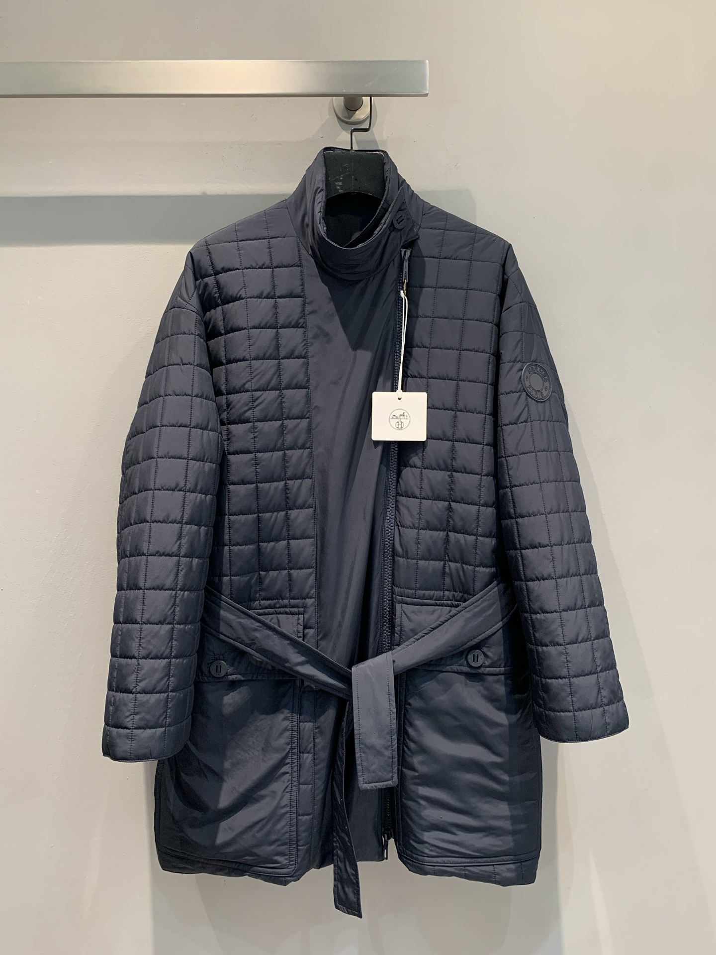 NO:493457,New model shipped M Y version development Hjia 2025 autumn and winter new fashionable retro badge plaid mid-length cotton jacket. Diamond pattern is exquisite and retro. The stand collar design is windproof and warm, and the waist strap is easily outlined, making the waistline look thin and tall~ Thick filling, warm, whether it is a sweater or a single wear, it can make you warm and fashionable in cold weather, and easily hold various occasions~ Code 36 38 40 (the actual object is black in light problems), Jackets & coats, sweaters, alexander wang19860909新款出货啦M Y 版开发 H家2025秋冬新款时髦复古徽章格纹中长款棉服外套.菱格纹路精致又复古.立领设计防风保暖,腰间系带轻松勾勒腰线,显瘦又显高～ 填充厚实,保暖性max,不管是内搭毛衣还是单穿,都能让你在寒冷天气里既温暖又时髦,轻松hold住各种场合～码数36 38 40（光线问题实物为黑色）,,jackets & coats,sweaters,alexander wang,Women's clothing