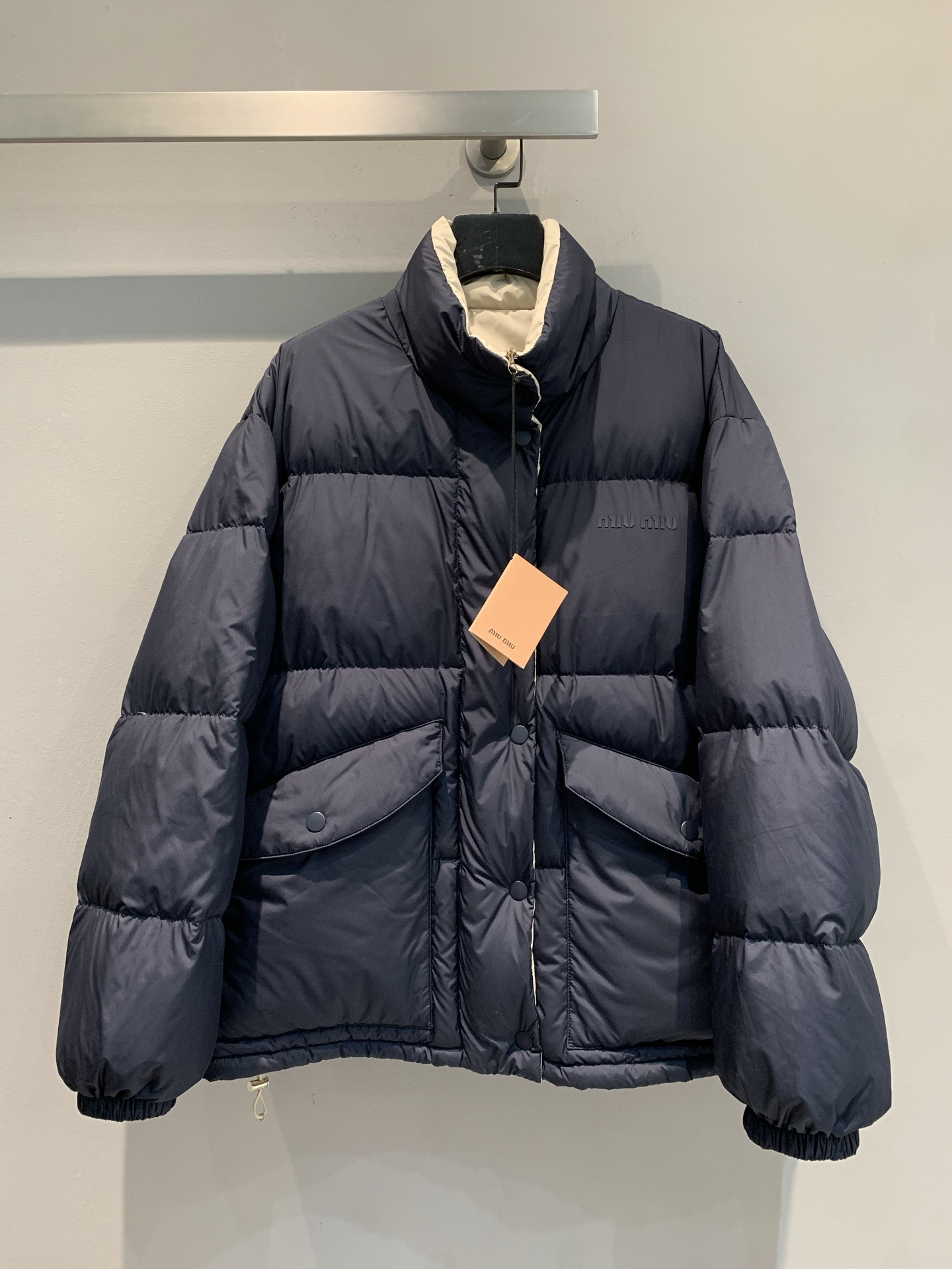 NO:495051,New style with dust bags is shipped. Y version development. Miumi 2025 autumn and winter new letter logo large pocket double-sided down jacket, national standard 90 white goose down jacket, light and warm. One side is deep and hidden blue, the other side is pure and beige. Easily switch shapes. The simple style does not pick on the figure, and the details show the brand ingenuity. One piece unlocks two fashions, allowing you to be at ease in winter outfits~ SML, miumiu, down jacket, alexander wang19860909配防尘袋新款出货啦 Y版开发 Miumi2025秋冬新款字母logo大口袋双面穿羽绒服,国标90白鹅绒填充.轻盈保暖.一面是深邃藏蓝,一面纯净米白.轻松切换造型.简约版型不挑身材,细节处尽显品牌匠心,一件解锁两种时尚,让你在冬日穿搭里游刃有余～码数SML,,miumiu,down jacket,alexander wang,Women's clothing