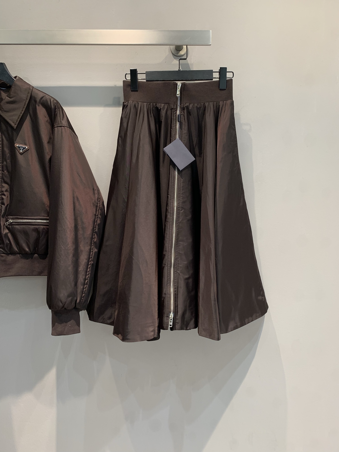 NO:493477,New model shipped M Y version developed Prad*2025 early autumn new fashionable retro triangle zippered umbrella skirt. It uses recycled nylon technology fabric, light and comfortable, with excellent texture. The dark brown tone is high-end and versatile. The unique zipper design breaks the routine and attracts attention. The umbrella skirt style is smart and elegant, showing elegant temperament while walking, and easily adapts to various styles and shapes~ SML, prada, skirts, alexander wang19860909新款出货啦M Y版开发 Prad*2025早秋新款时髦复古三角标拉链伞形半裙.采用再生尼龙科技面料,轻盈舒适,质感上乘.深棕色调高级又百搭.独特的拉链设计,打破常规,个性吸睛.伞裙版型,灵动飘逸,行走间尽显优雅气质,轻松适配各种风格造型～码数SML,,prada,skirts,alexander wang,Women's clothing