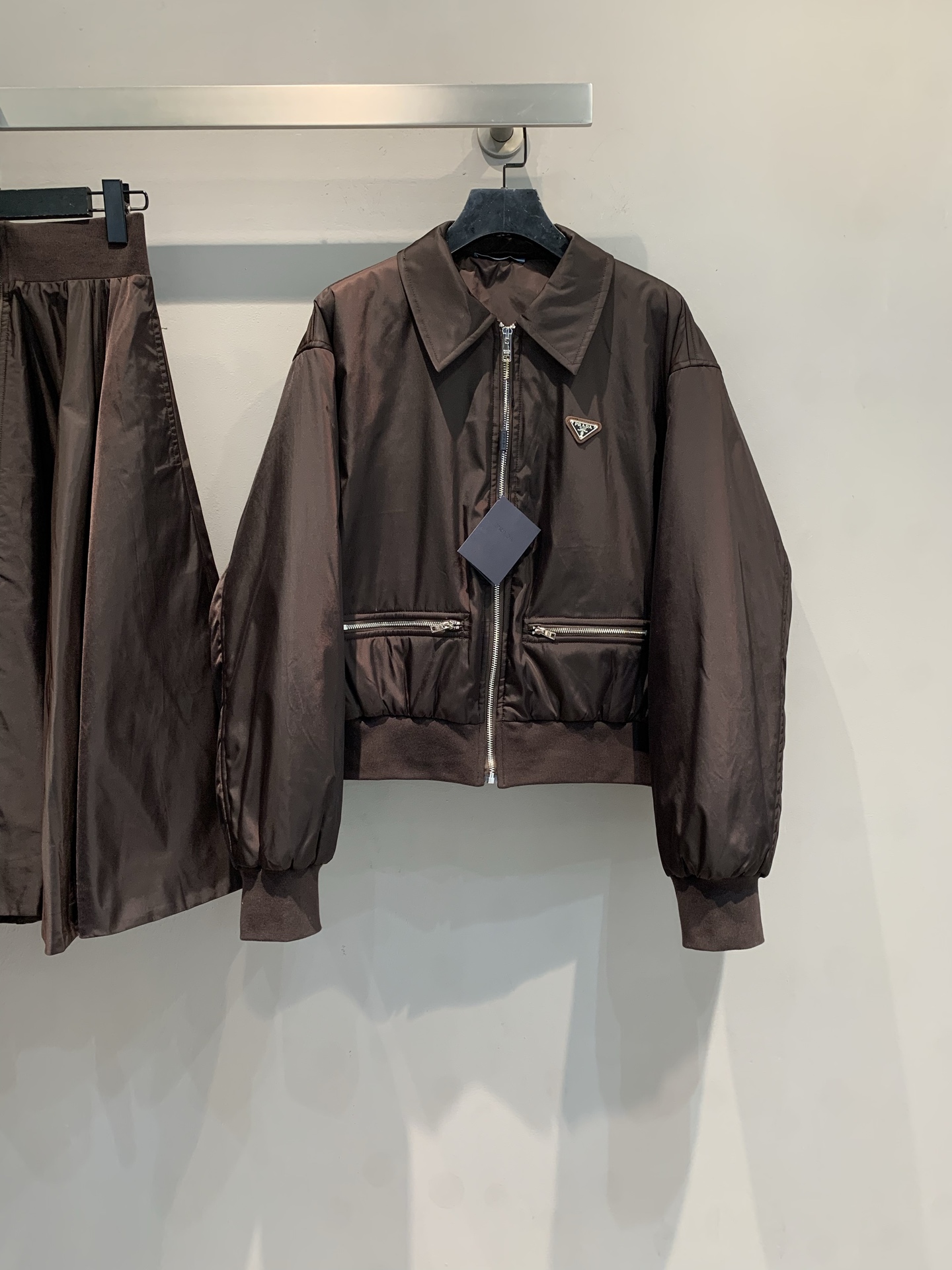 NO:493496,New model shipped MY version development Prad*2025 early autumn new retro fashionable triangle zipper jacket. It uses recycled nylon technology fabric, light and comfortable, high-quality texture, dark brown texture full, classic triangle marks highlight the brand style. Neat and short style, paired with puff sleeve design, retro and fashionable, easily create a high waistline, making it look tall and slimming~ Whether you wear it alone or with a skirt in the same series, you can easily slay the whole scene. SML, prada, skirts, jackets & coats, jackets & coats, alexander wang19860909新款出货啦MY版开发 Prad*2025早秋新款复古时髦三角标拉链夹克外套.采用再生尼龙科技面料,轻盈舒适,质感高级,深棕质感拉满,经典三角标彰显品牌格调.利落短款,搭配泡泡袖设计,复古又时髦,轻松打造高腰线,显高又显瘦～无论是单穿还是搭配同系列半裙,都能轻松slay全场.码数SML,,prada,skirts,jackets & coats,jackets & coats,alexander wang,Women's clothing