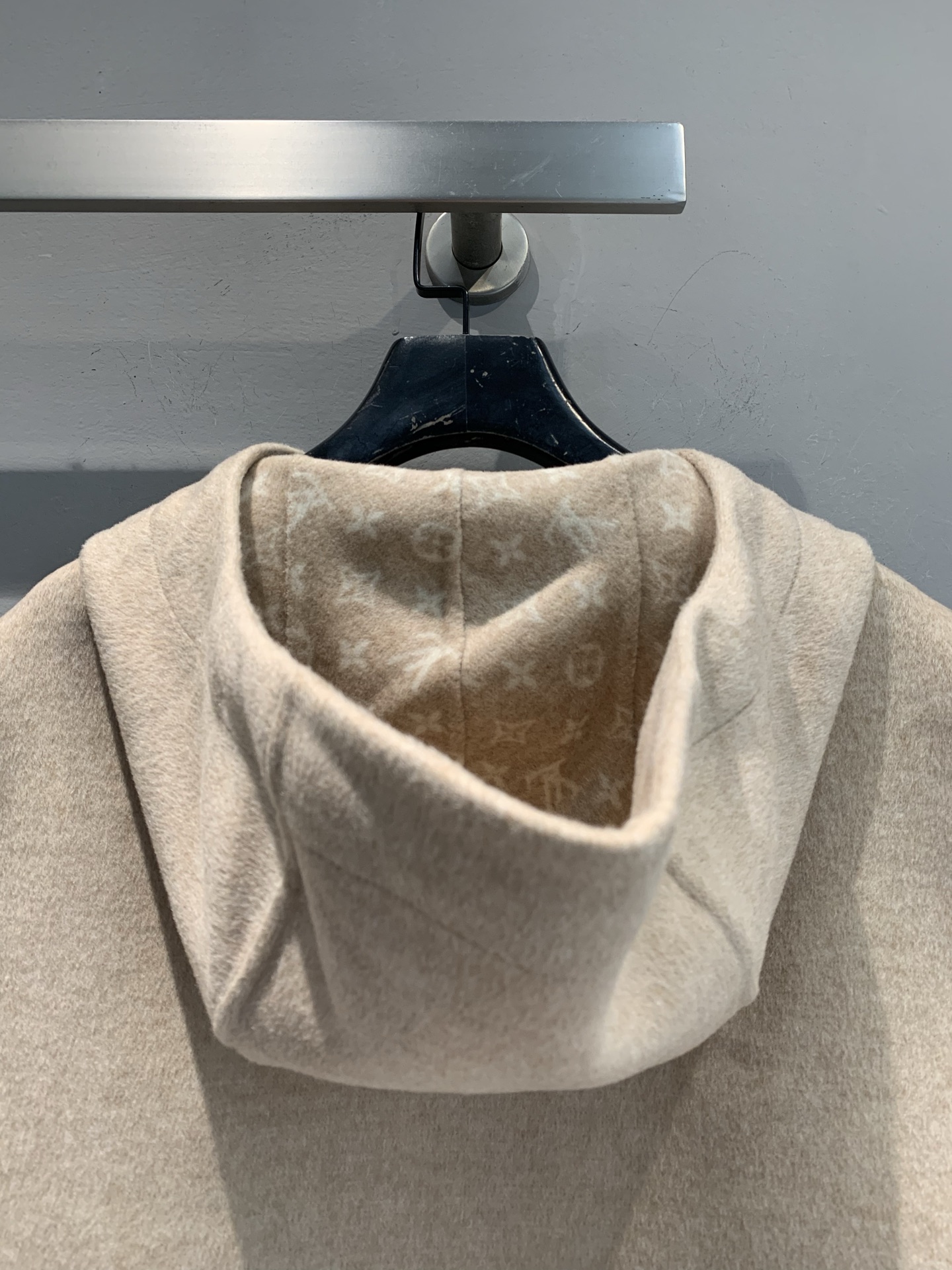 新款🔥出货啦📢 Y版开发 L家2025秋冬新款皮扣拉链连帽马甲。采用澳洲进口绵羊毛+真丝混纺面料，质感细