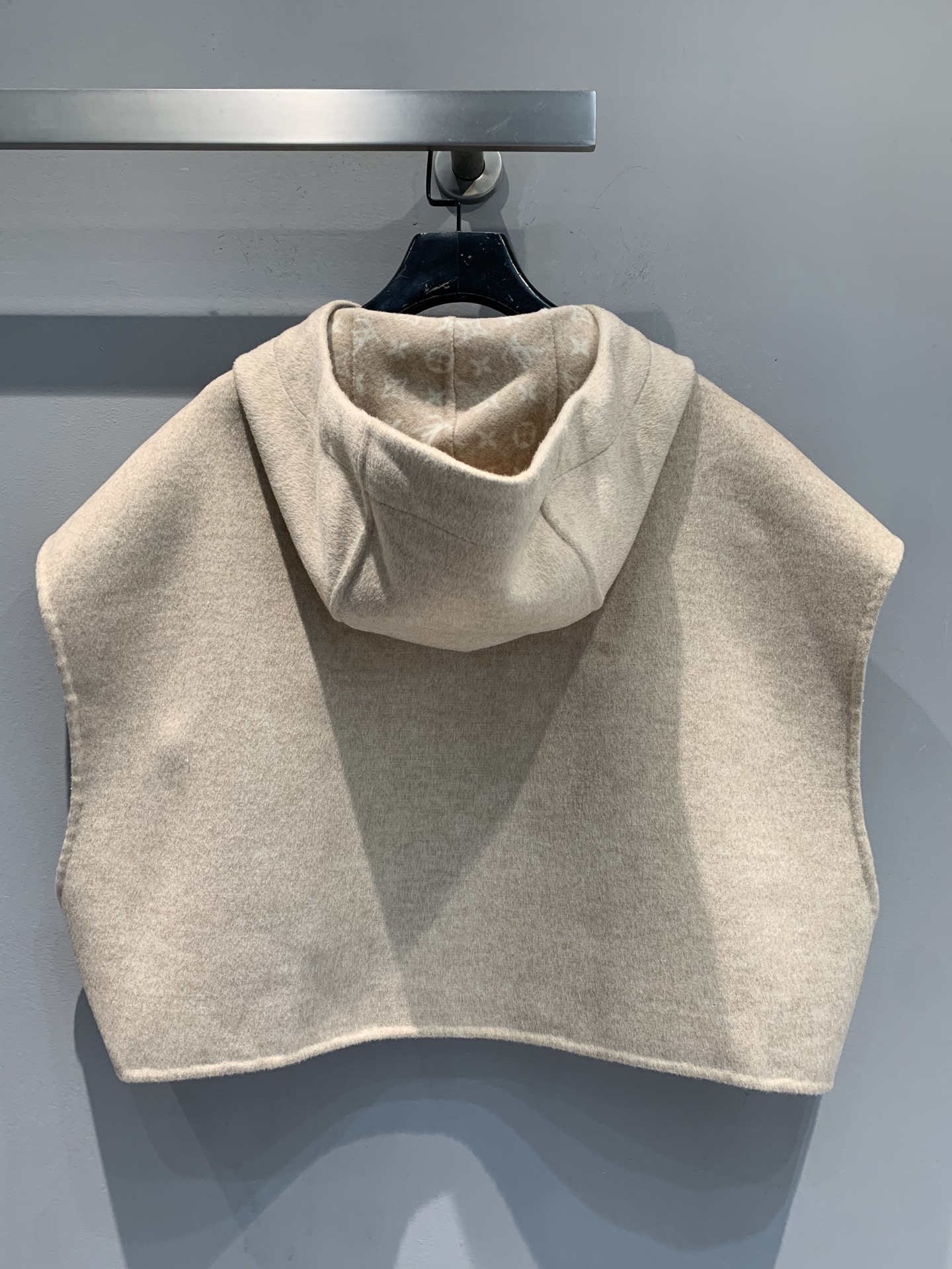 新款🔥出货啦📢 Y版开发 L家2025秋冬新款皮扣拉链连帽马甲。采用澳洲进口绵羊毛+真丝混纺面料，质感细