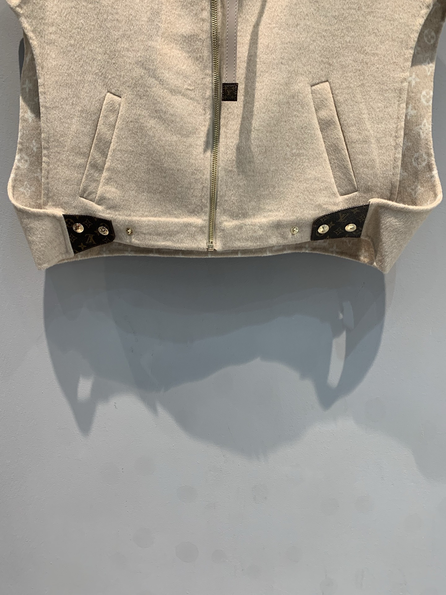 新款🔥出货啦📢 Y版开发 L家2025秋冬新款皮扣拉链连帽马甲。采用澳洲进口绵羊毛+真丝混纺面料，质感细