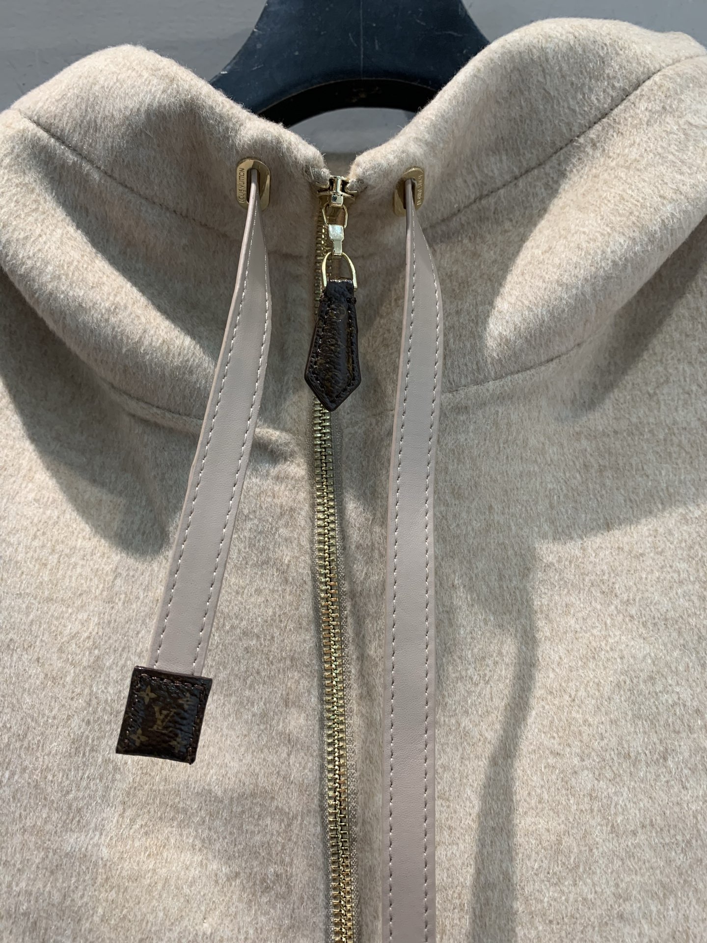 新款🔥出货啦📢 Y版开发 L家2025秋冬新款皮扣拉链连帽马甲。采用澳洲进口绵羊毛+真丝混纺面料，质感细