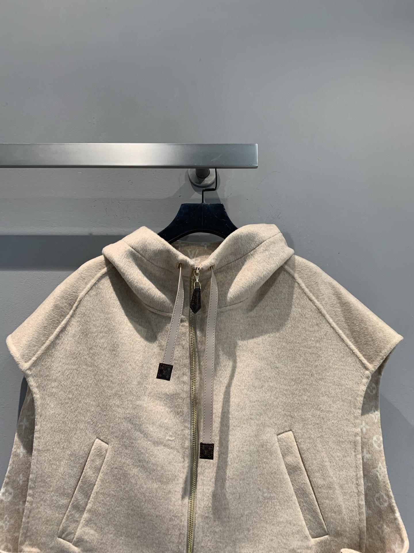 新款🔥出货啦📢 Y版开发 L家2025秋冬新款皮扣拉链连帽马甲。采用澳洲进口绵羊毛+真丝混纺面料，质感细