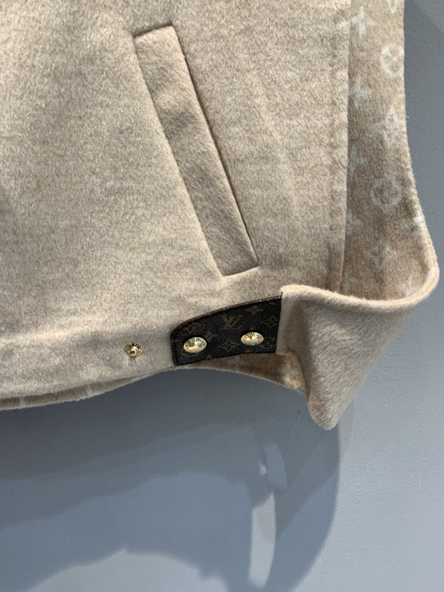 新款🔥出货啦📢 Y版开发 L家2025秋冬新款皮扣拉链连帽马甲。采用澳洲进口绵羊毛+真丝混纺面料，质感细