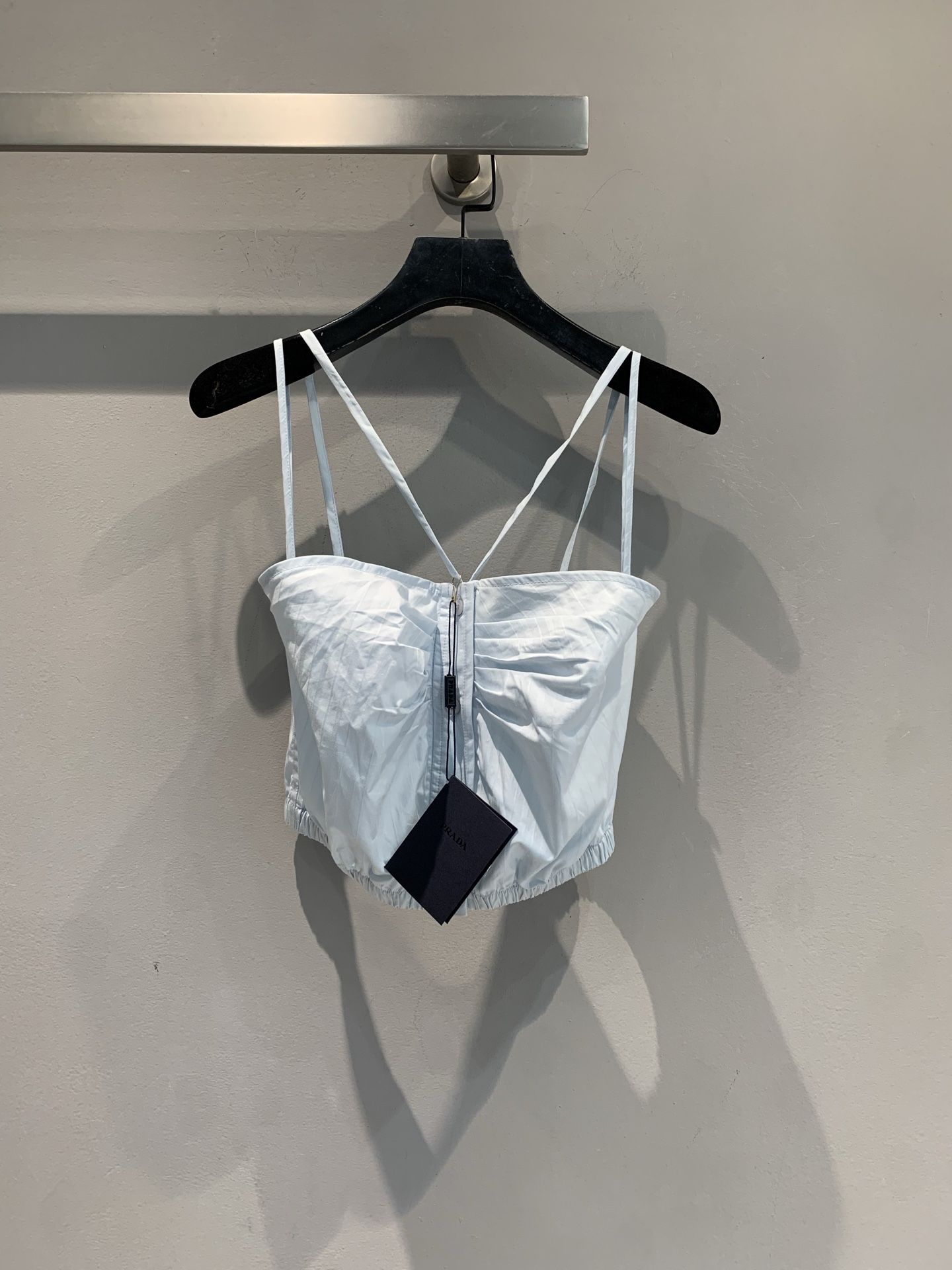 NO:495076,The new model shipped M Y version developed Prad*2025 early autumn new light blue pleated suspender vest, made of pure cotton fabric, light and breathable, soft and smooth, and the unique cross-slim shoulder strap design outlines the beautiful shoulder and neck lines. The unique shape of the back adds a bit of sexy and design, and easily becomes the highlight of the styling. The wrinkles and breasts on the chest combine Prad*'s consistent pioneering and simplicity, making the simple vest full of fashion tension. SML, prada, alexander wang19860909新款出货啦M Y版开发 Prad*2025早秋新款浅蓝色褶皱吊带背心,采用纯棉面料,轻盈透气,柔软顺滑,独特的交叉细肩带设计,勾勒出优美肩颈线条,后背的别致造型,更是增添了几分小性感与设计感,轻松成为造型亮点.胸前的褶皱与排扣元素,融合了 Prad* 一贯的先锋与简约,让简约的背心也充满时尚张力.码数SML,,prada,alexander wang,Women's clothing