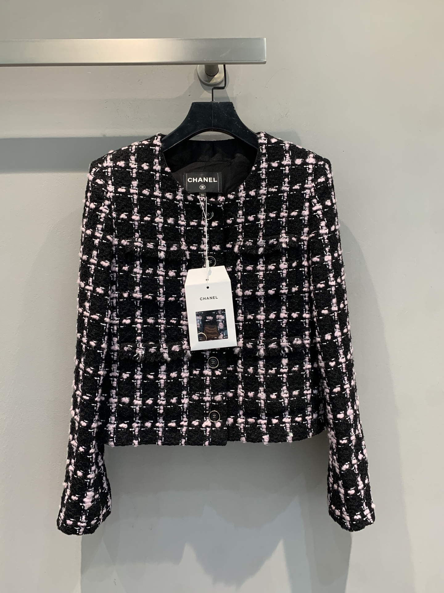NO:496641,New style shipped Y version development C home 2025 autumn and winter new retro plaid tweed short jacket, black and pink interwoven exquisite plaid, retro and agile. Neat short cut, paired with iconic metal buttons, showing elegant French style. Whether it is matched with skirts or trousers, it can easily create a high-end look, which is an excellent item to enhance the texture of the outfit~ 36 38 40, chanel, skirts, jackets & coats, alexander wang19860909新款出货啦Y版开发 C家2025秋冬新款复古格纹粗花呢短外套,黑与粉交织精致格纹,复古又灵动.利落短款剪裁,搭配标志性金属纽扣,尽显优雅法式风情.无论是搭配裙装还是裤装,都能轻松营造出高级感满满的造型,是提升穿搭质感的绝佳单品～码数36 38 40,,chanel,skirts,jackets & coats,alexander wang,Women's clothing