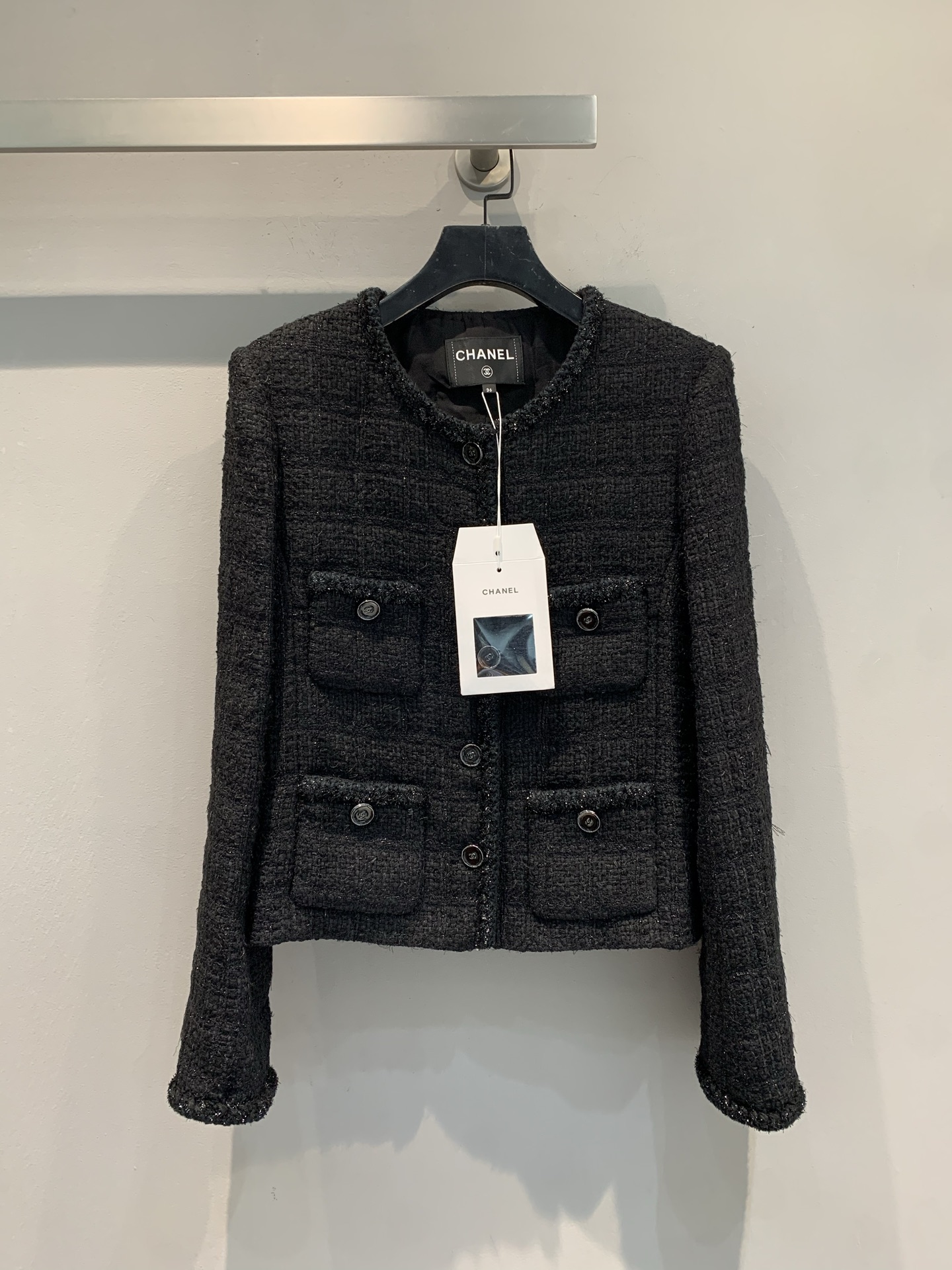 NO:496635,New models are shipped. Y version development. C home 2025 autumn and winter new retro multi-pocket black tweed short jacket. The retro tweed fabric has a high-end texture. It is neat and short design. It is matched with multiple pockets and exquisite buttons. It is simple and yet has a sense of detail. It can easily create an elegant and capable French style. Whether it is for workplace commuting or daily going out, it can give you unique charm~ Code count 36 38 40, chanel, jackets & coats, alexander wang19860909新款出货啦 Y版开发 C家2025秋冬新款复古多口袋黑色粗花呢短外套,复古粗花呢面料自带高级质感,利落短款设计,搭配多口袋与精致纽扣,简约又不失细节感.轻松打造出优雅干练的法式造型,无论是职场通勤还是日常出街,都能让你散发独特魅力～码数36 38 40,,chanel,jackets & coats,alexander wang,Women's clothing