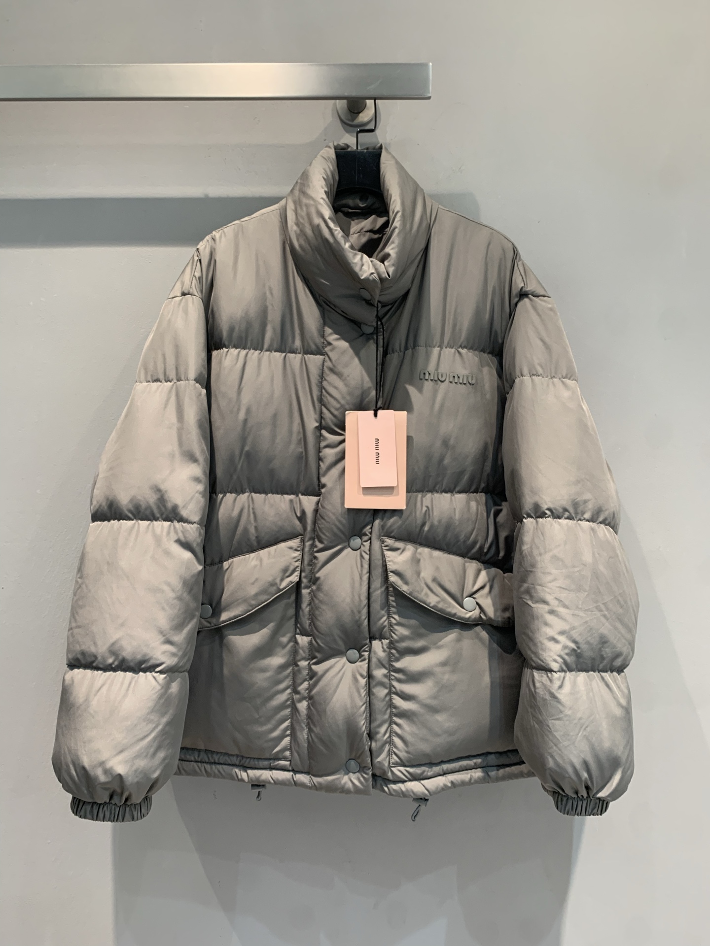 NO:496654,New Dust Bags are shipped M Y version development Miumi*2025 autumn and winter new letter logo large pocket silver-gray down jacket, filled with national standard 90 white goose down jacket, fluffy and light, full of temperature locking force, keep warm and pressure-free in winter ~ stand collar design windproof and stylish, large pockets are practical and concave, silver-gray tone is full of high-end feeling, easy to adapt to various styles, making you warm and fashionable in the cold winter ~ SML, miumiu, down jacket, alexander wang19860909配防尘袋新款出货啦M Y版开发 Miumi*2025秋冬新款字母logo大口袋银灰色羽绒服,采用国标90白鹅绒填充,蓬松轻盈,锁温力拉满,冬日保暖无压力～立领设计防风又有型,大口袋实用还能凹造型,银灰调高级感十足,轻松适配各种风格穿搭,让你在寒冬既温暖又时髦～码数SML,,miumiu,down jacket,alexander wang,Women's clothing