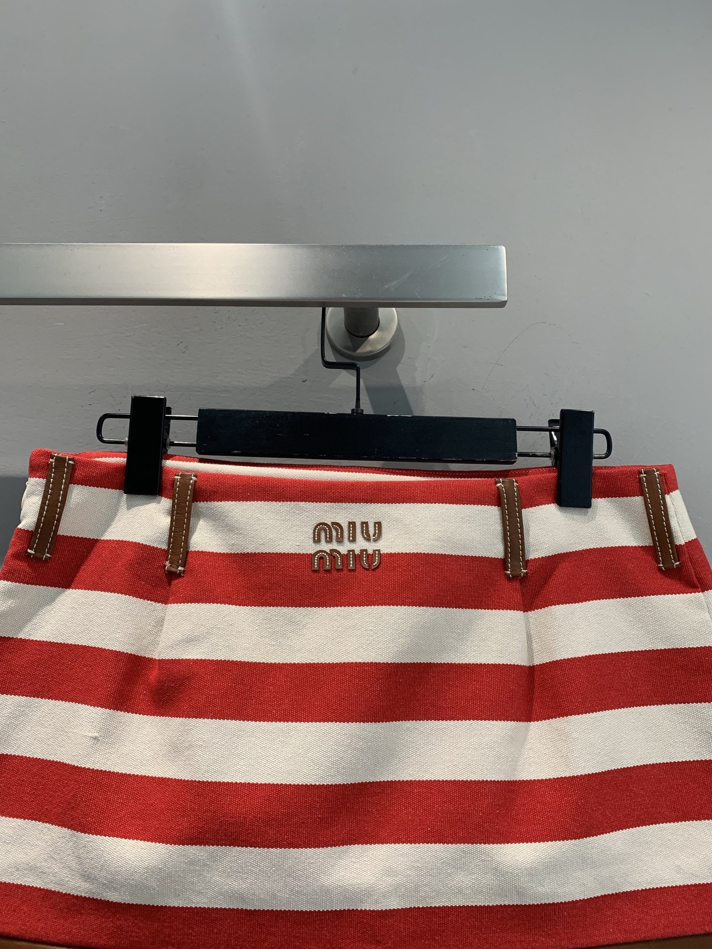 新款🔥出货啦📢 Y版开发 Miumi*2025早秋新款复古条纹皮革边拼接半裙。经典撞色条纹，复古又吸睛，